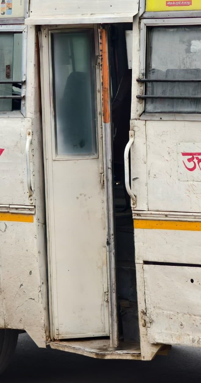 मंझनपुर चौराहे पर खड़े रोडवेज के बदहाल स्थित में शींशे। संवाद मंझनपुर चौराहे पर खड़े रोडवेज के बदहाल स्थित में शींशे। संवाद