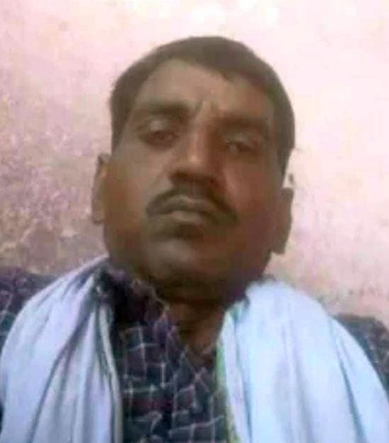 मौके पर खड़े ट्रक में फंसी बाइक। मौके पर खड़े ट्रक में फंसी बाइक।