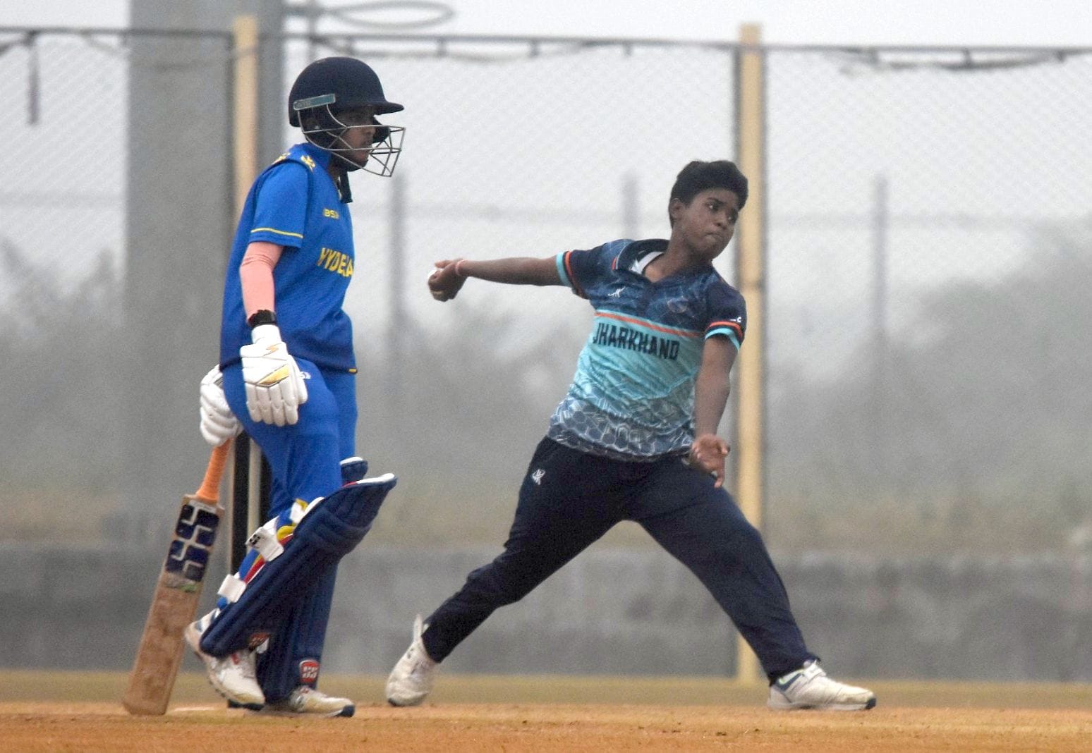 मुकाबले में गेंदबाजी करती झारखंड की टीम की खिलाड़ी। -अमर उजाला