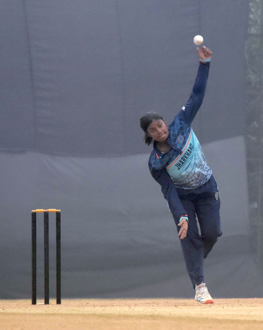 मुकाबले में गेंदबाजी करती झारखंड की टीम की खिलाड़ी। -अमर उजाला