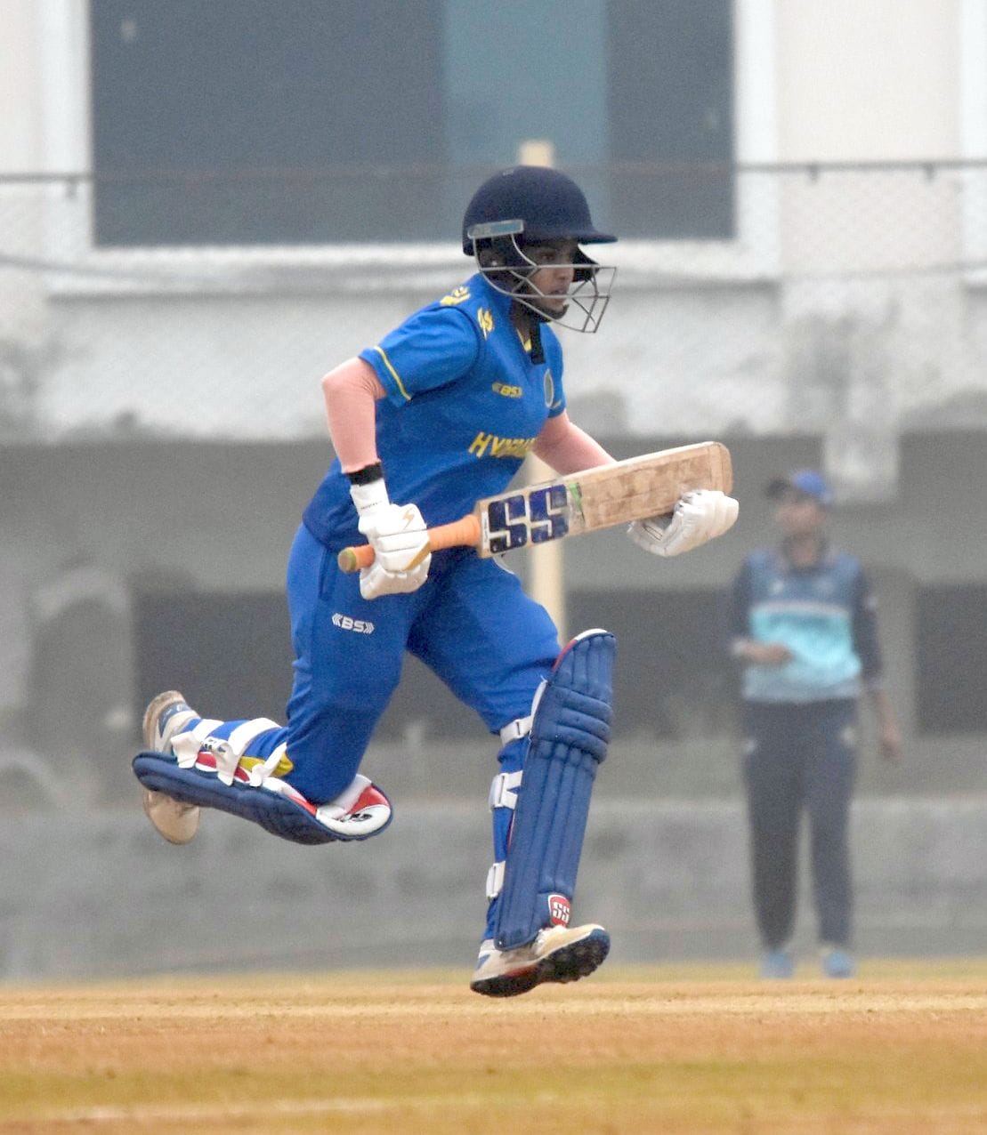 मुकाबले में गेंदबाजी करती झारखंड की टीम की खिलाड़ी। -अमर उजाला