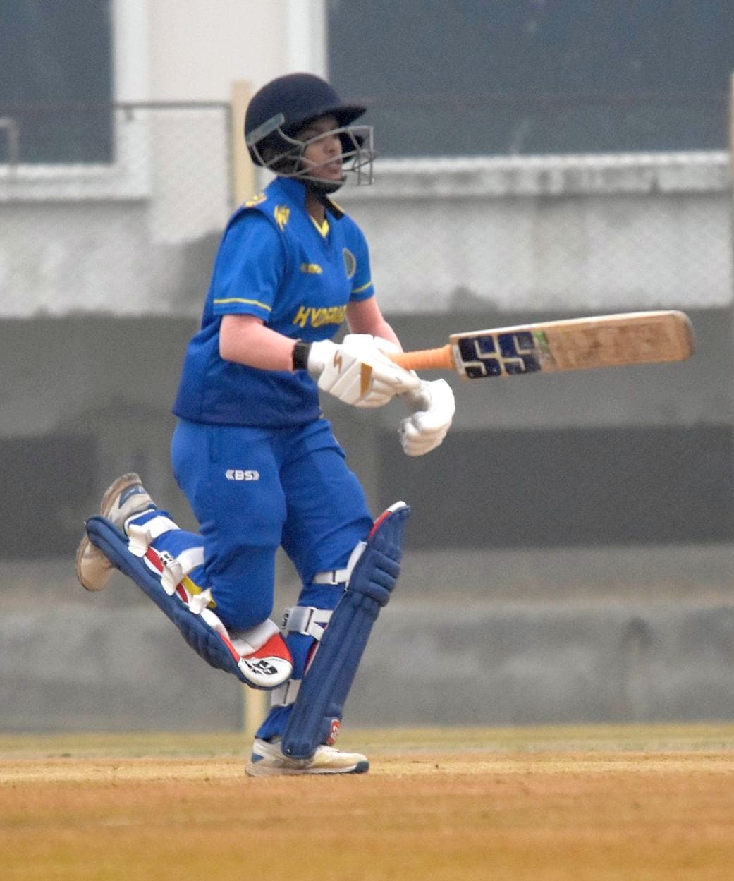 मुकाबले में गेंदबाजी करती झारखंड की टीम की खिलाड़ी। -अमर उजाला