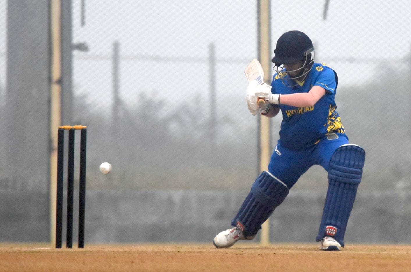मुकाबले में गेंदबाजी करती झारखंड की टीम की खिलाड़ी। -अमर उजाला