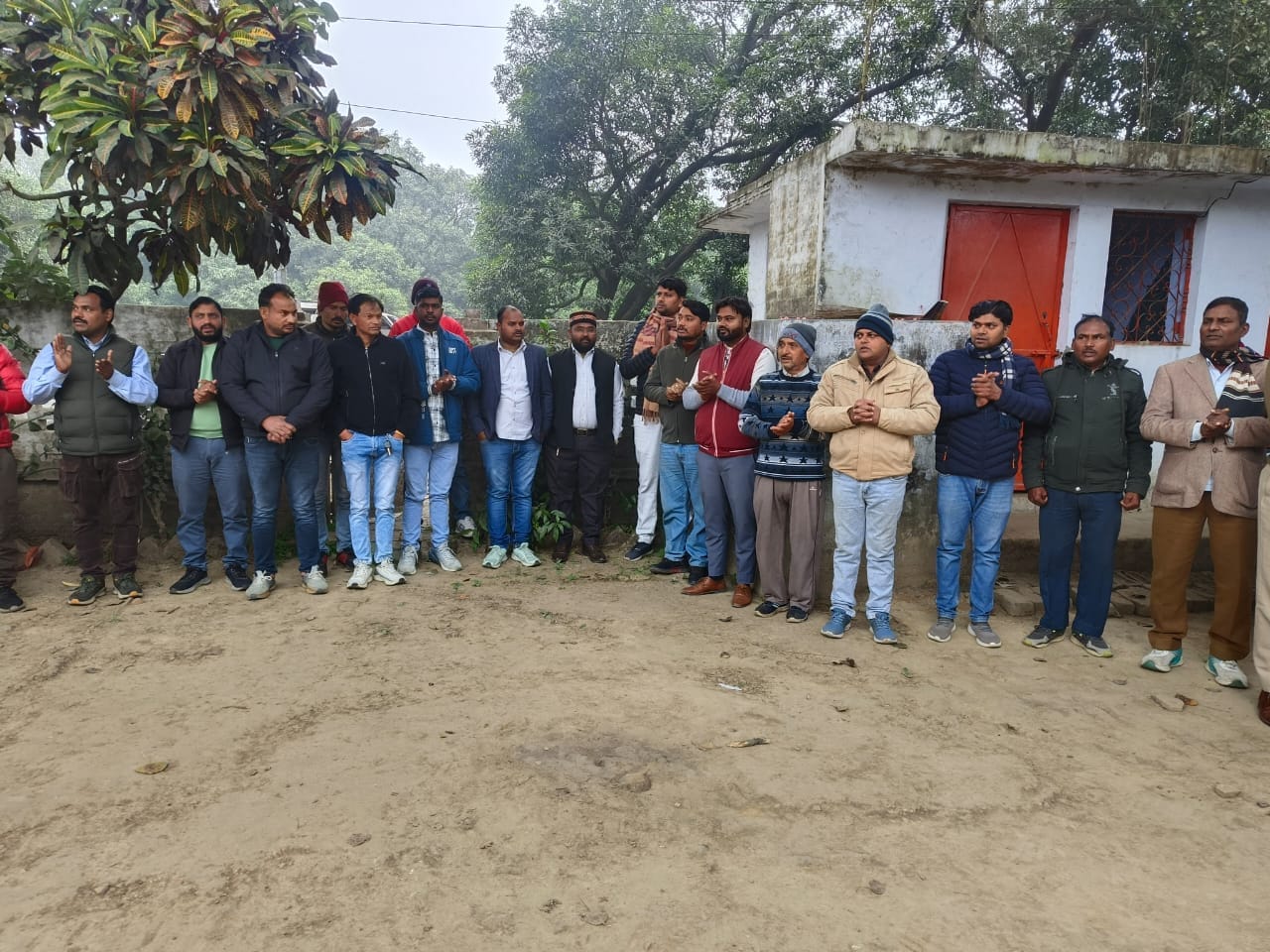 मलिहाबाद स्थित परम शिवालय परिसर में प्रदर्शन करते हिंदू संगठन के लोग।