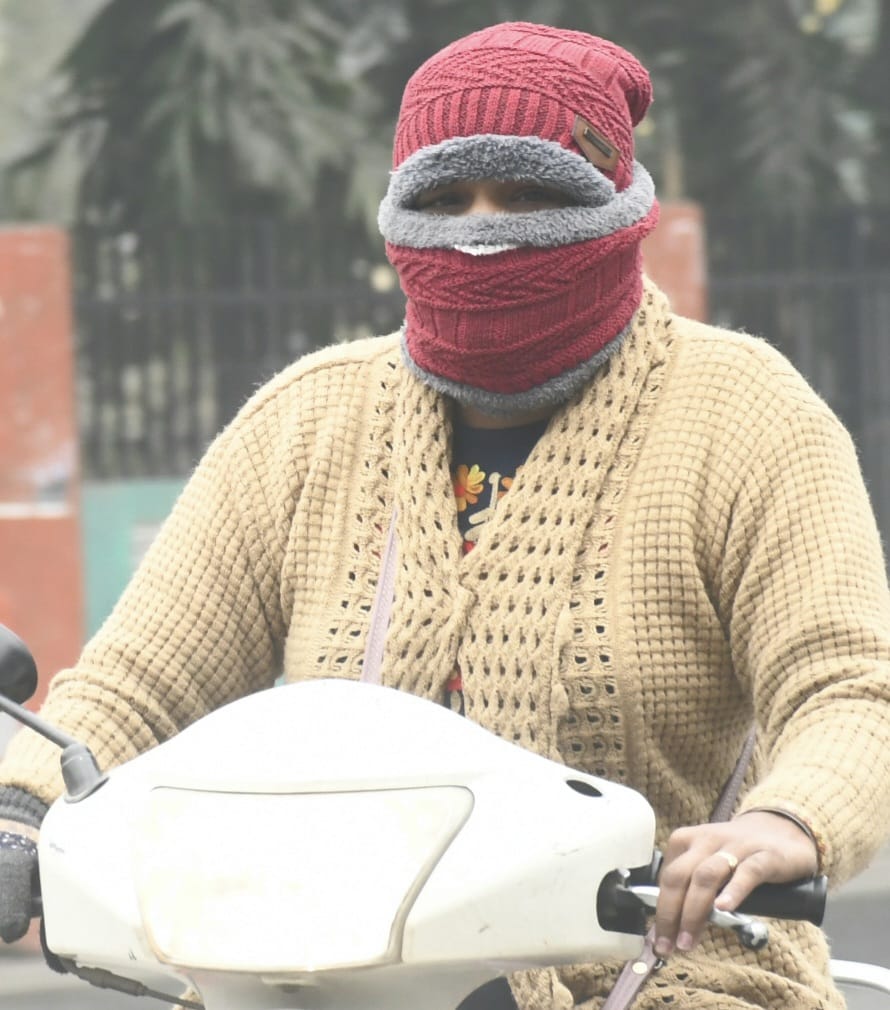 मेरठ..कंवलजीत..दिल्ली रोड पर सड़क पर खड़े वाहन.....संवाद मेरठ..कंवलजीत..दिल्ली रोड पर सड़क पर खड़े वाहन.....संवाद