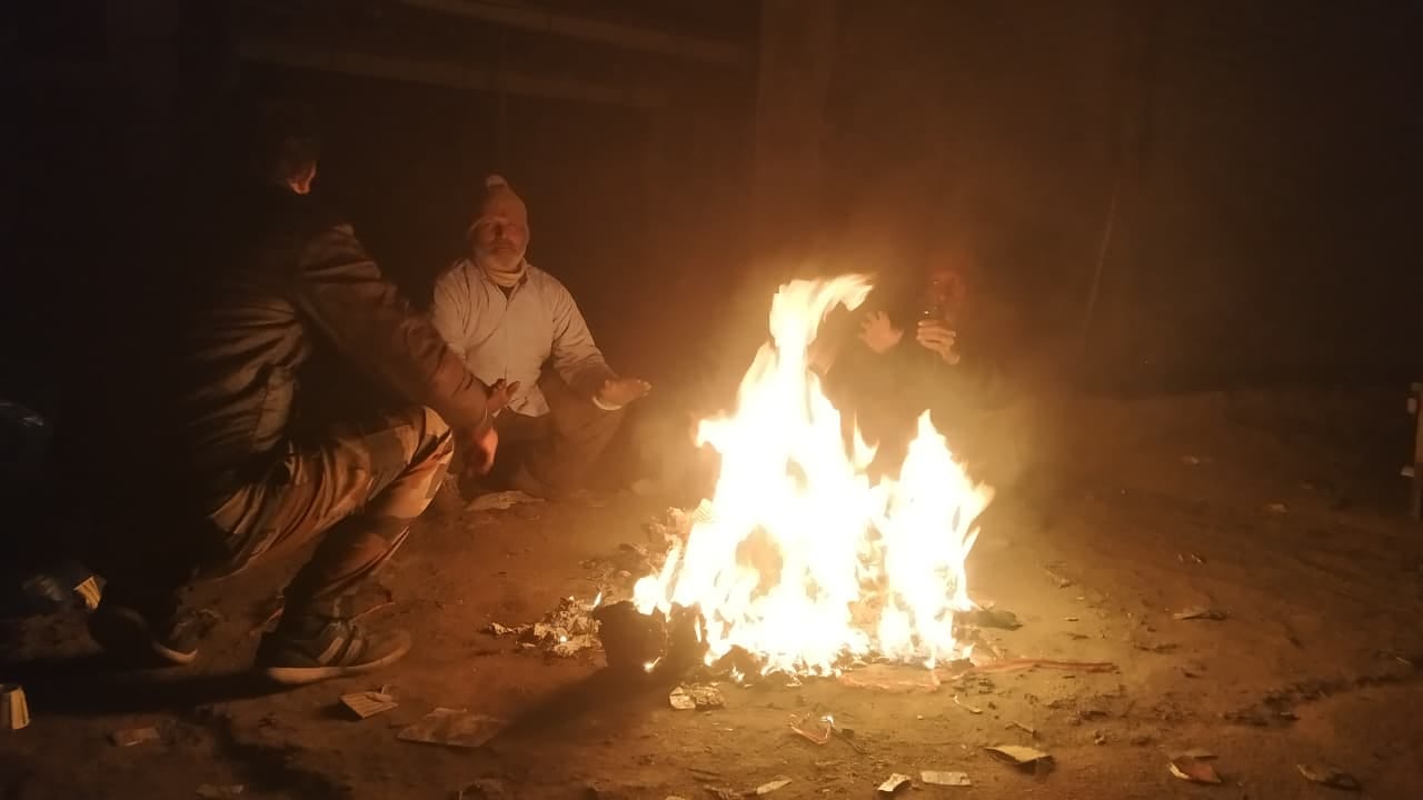 मेरठ..कंवलजीत..दिल्ली रोड पर सड़क पर खड़े वाहन.....संवाद मेरठ..कंवलजीत..दिल्ली रोड पर सड़क पर खड़े वाहन.....संवाद