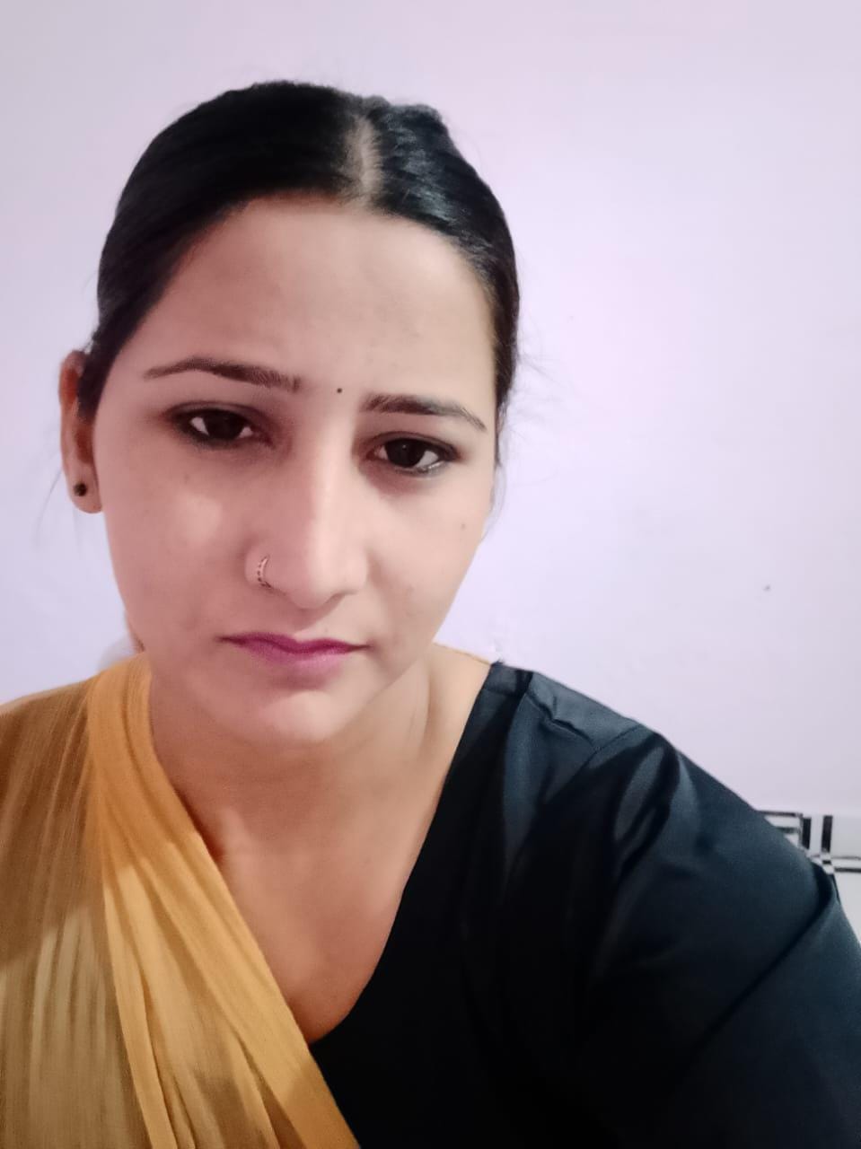 मृतका के भाई नवाब के बयान दर्ज करती पुलिस। संवाद
