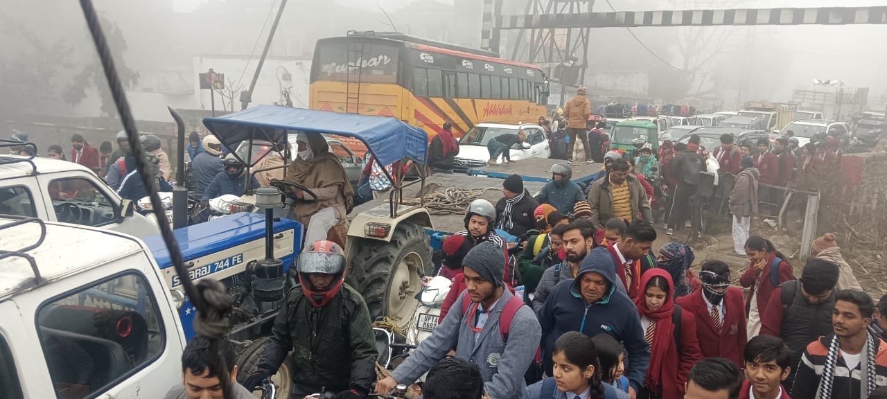 मोदीनगर। हापुड़ मार्ग रेलवे क्रासिंग पर आरओबी निर्माण के कार्य के चलते सड़क में हुए गड्ढे में पल मोदीनगर। हापुड़ मार्ग रेलवे क्रासिंग पर आरओबी निर्माण के कार्य के चलते सड़क में हुए गड्ढे में पल