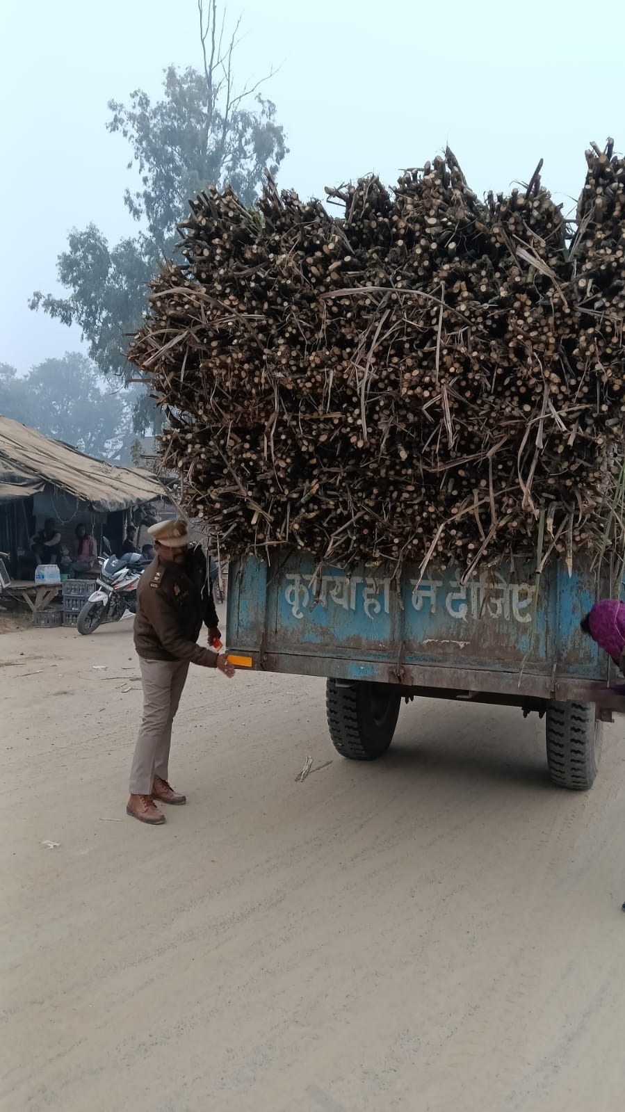 मथुरा-बरेली हाईवे पर रिफ्लेक्टर लगाता पुलिस कर्मी। स्रोत- पुलिस मथुरा-बरेली हाईवे पर रिफ्लेक्टर लगाता पुलिस कर्मी। स्रोत- पुलिस