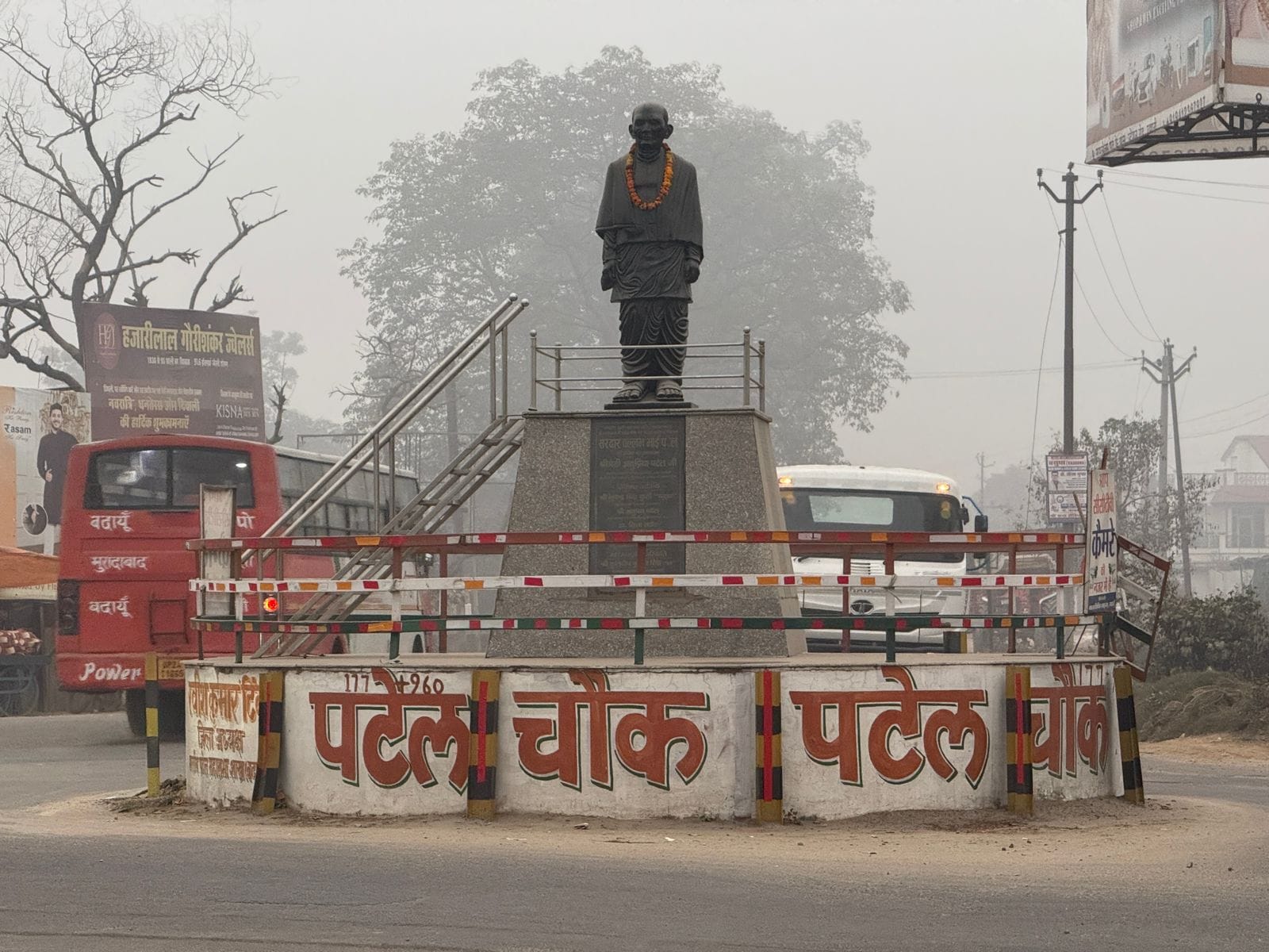 मथुरा-बरेली हाईवे पर रिफ्लेक्टर लगाता पुलिस कर्मी। स्रोत- पुलिस मथुरा-बरेली हाईवे पर रिफ्लेक्टर लगाता पुलिस कर्मी। स्रोत- पुलिस