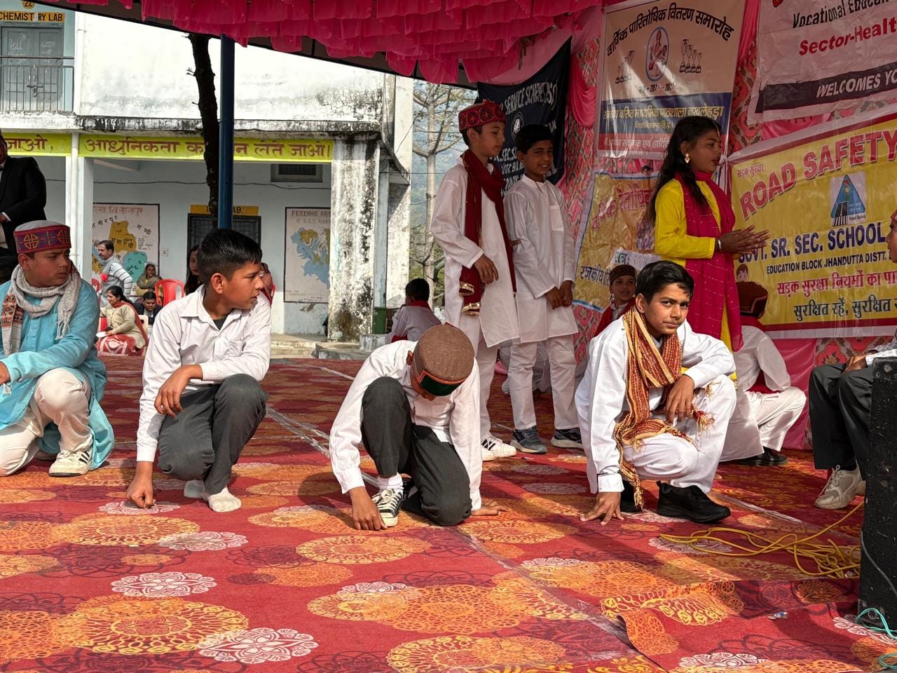 नखलेहड़ा स्कूल में आयोजित क्लस्तर स्तरीय वार्षिक समारोह में नृत्य प्रस्तुत करती हुई छात्राएं। स