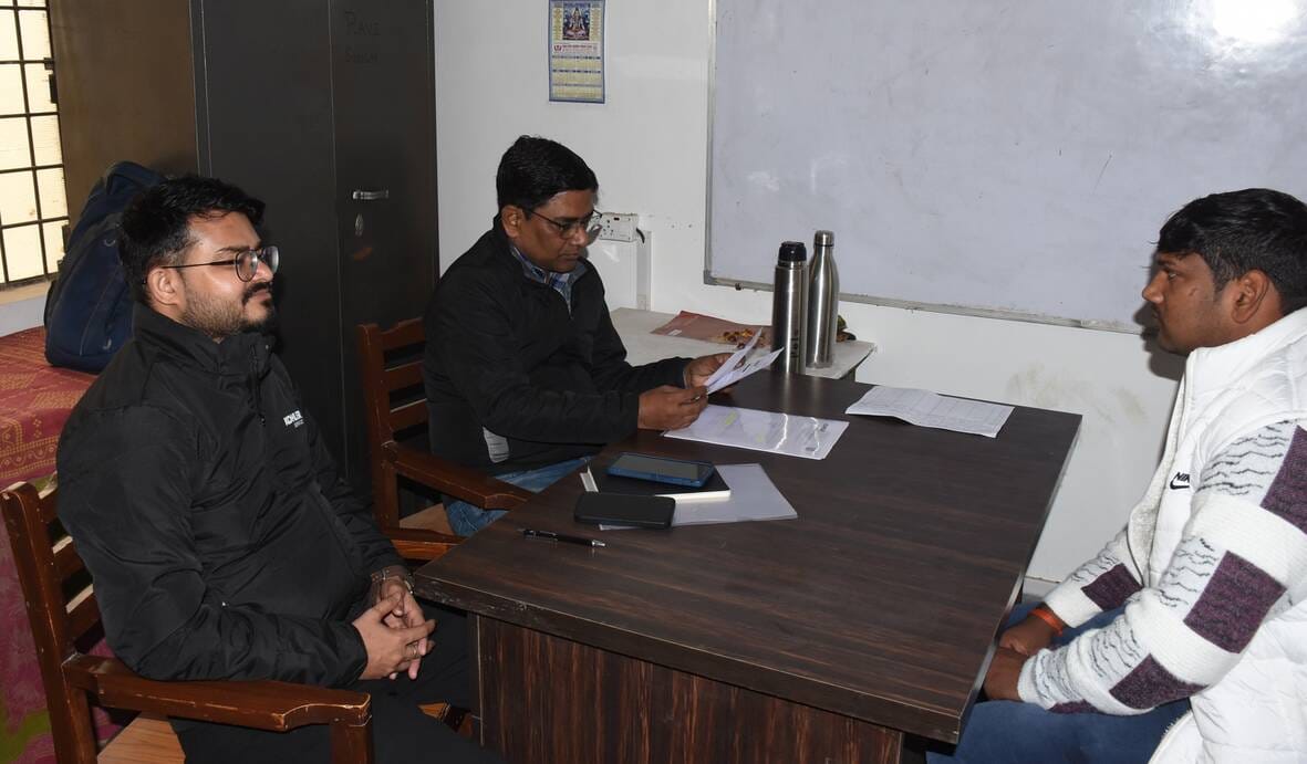 रोजगार मेले में युवक का साक्षात्कार लेता पैनल। -संवाद