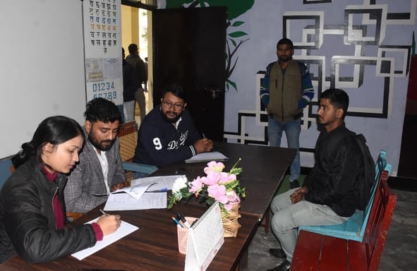 रोजगार मेले में युवक का साक्षात्कार लेता पैनल। -संवाद