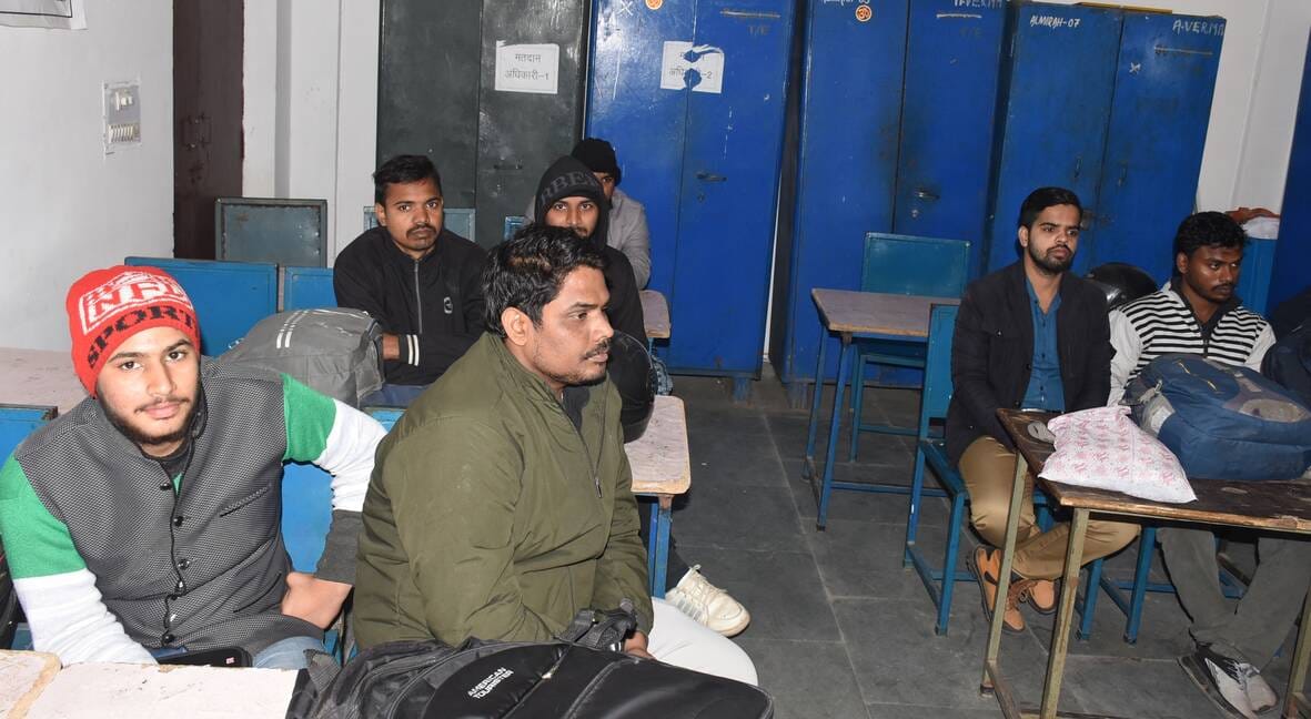 रोजगार मेले में युवक का साक्षात्कार लेता पैनल। -संवाद