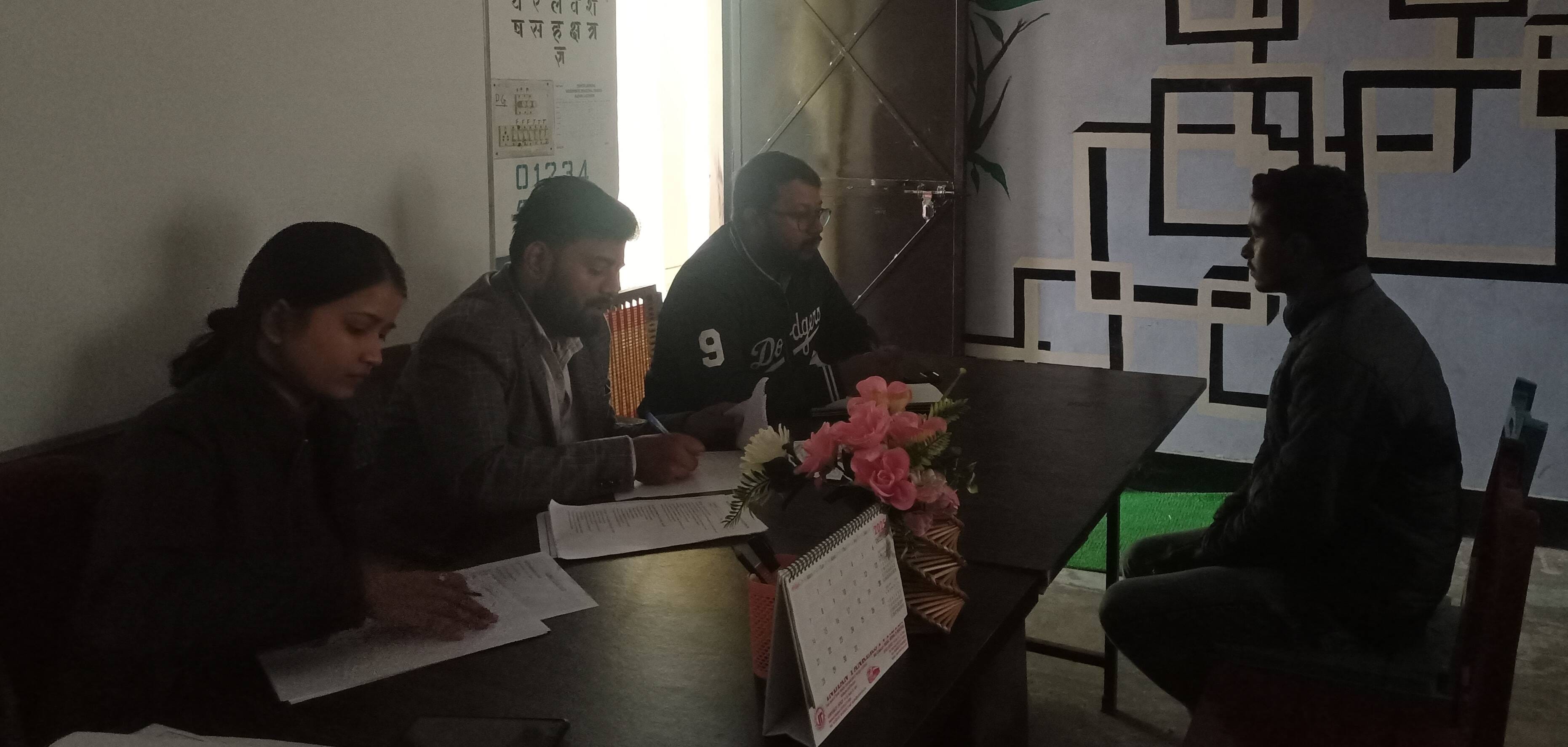 रोजगार मेले में युवक का साक्षात्कार लेता पैनल। -संवाद