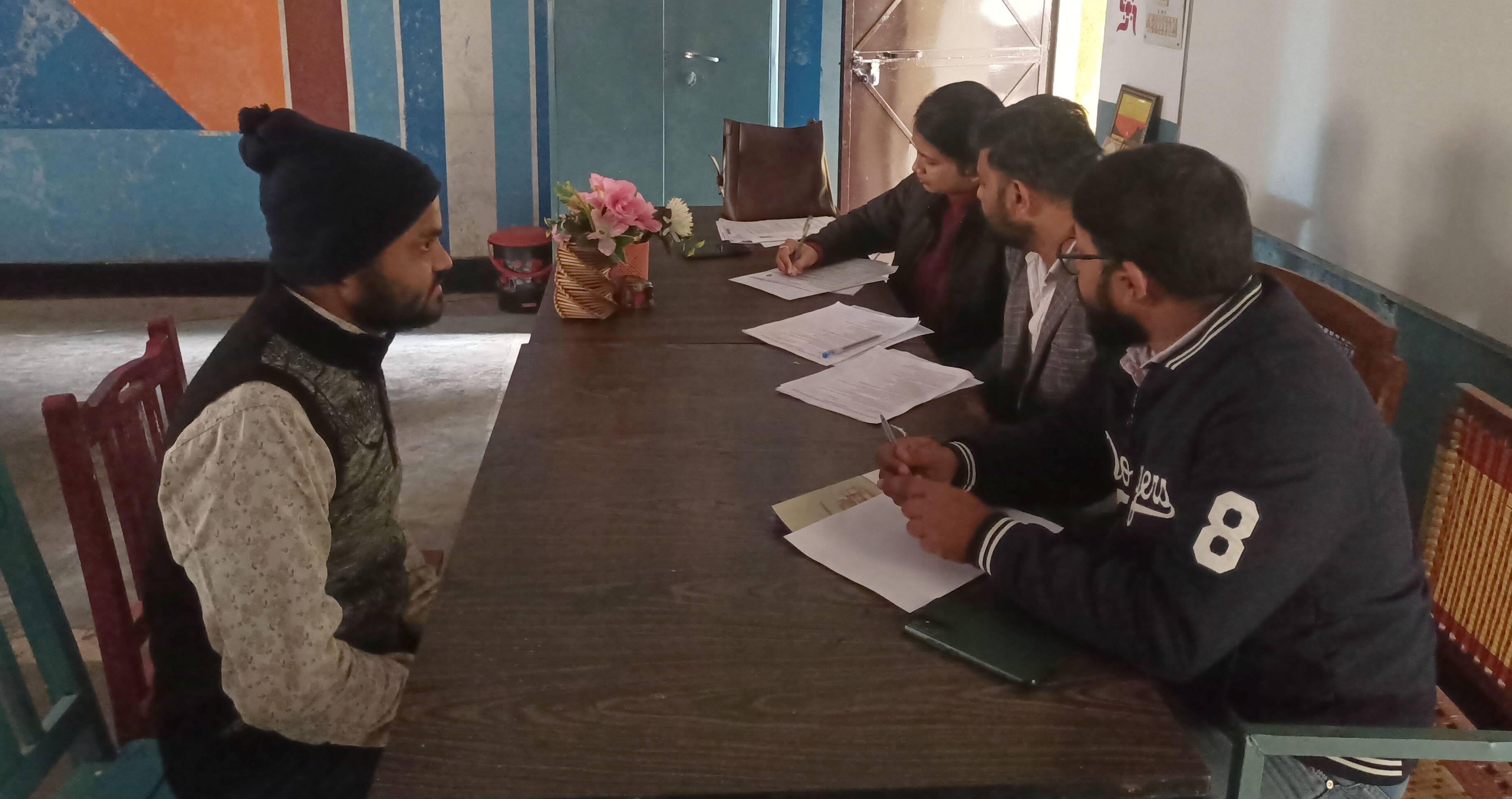 रोजगार मेले में युवक का साक्षात्कार लेता पैनल। -संवाद