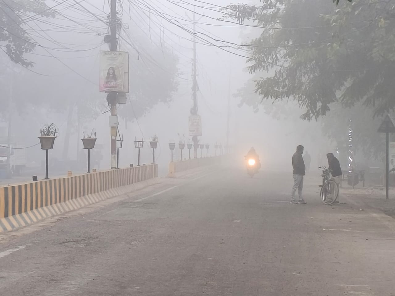 सुबह कोहरे का रहा असर, सड़कों पर कम ही दिखे लोग-संवाद