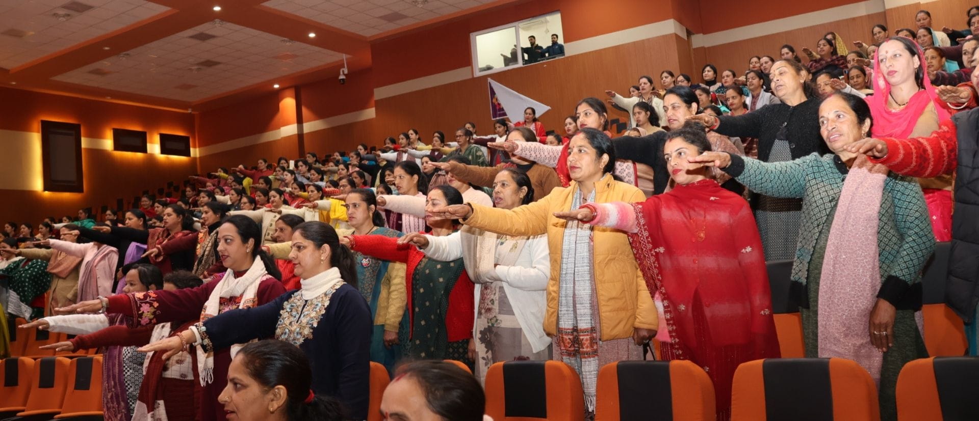 सोलन में राष्ट्रीय लैंगिक अभियान के दौरान नुक्कड नाटक प्रस्तुत करती हुई। स्रोत: आईपीआर