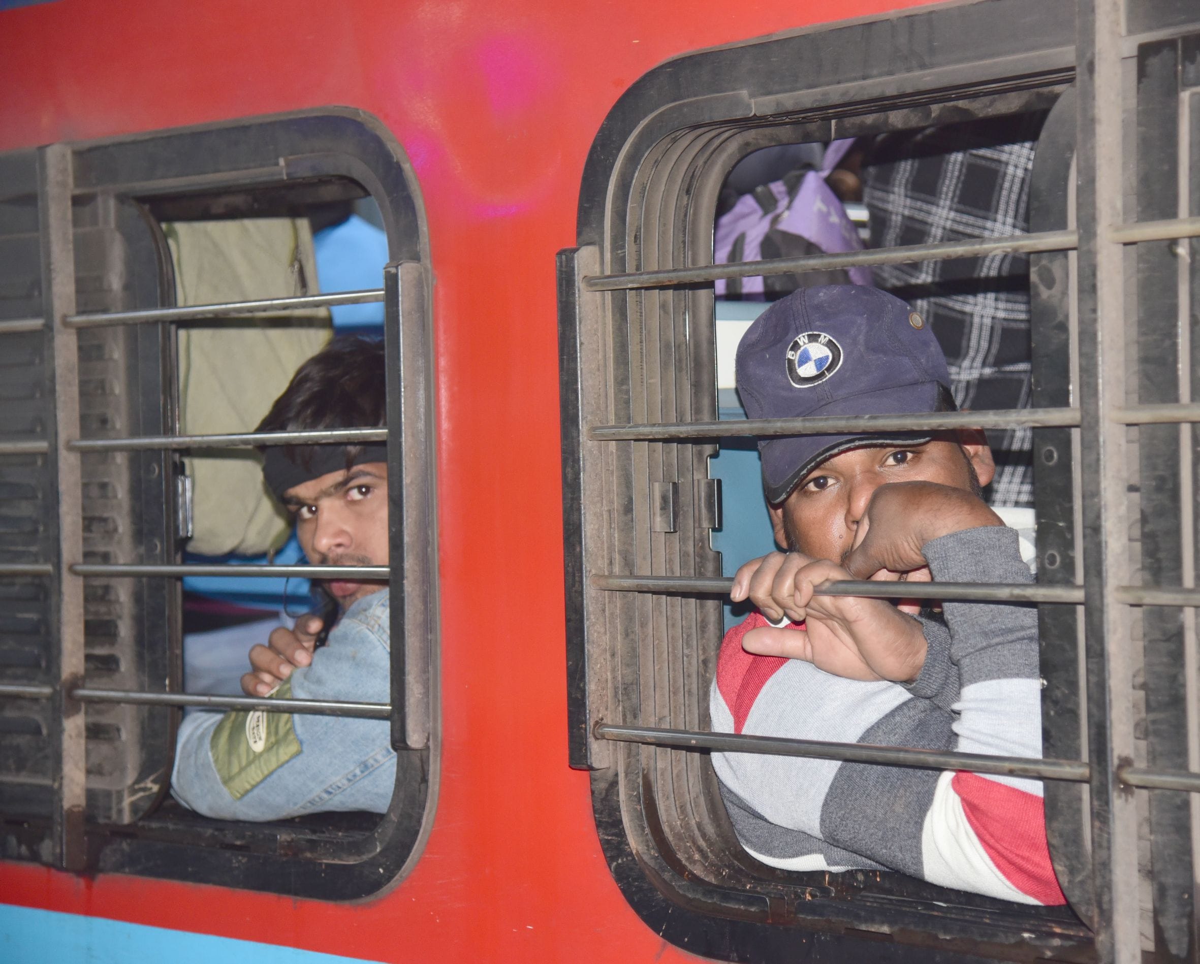 सर्द हवाओं के साथ सफर, यात्री बेहाल।