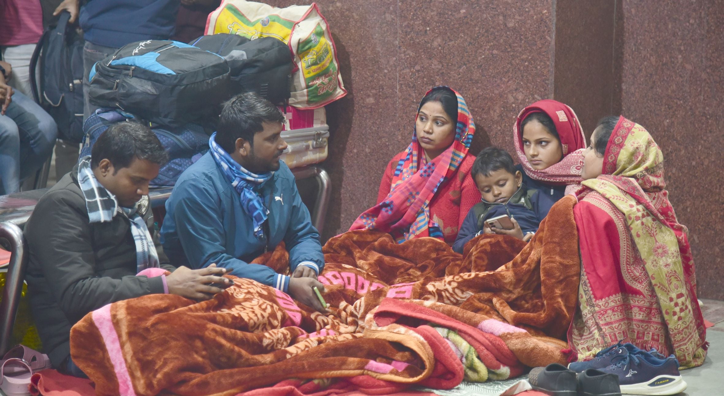 सर्द हवाओं के साथ सफर, यात्री बेहाल।