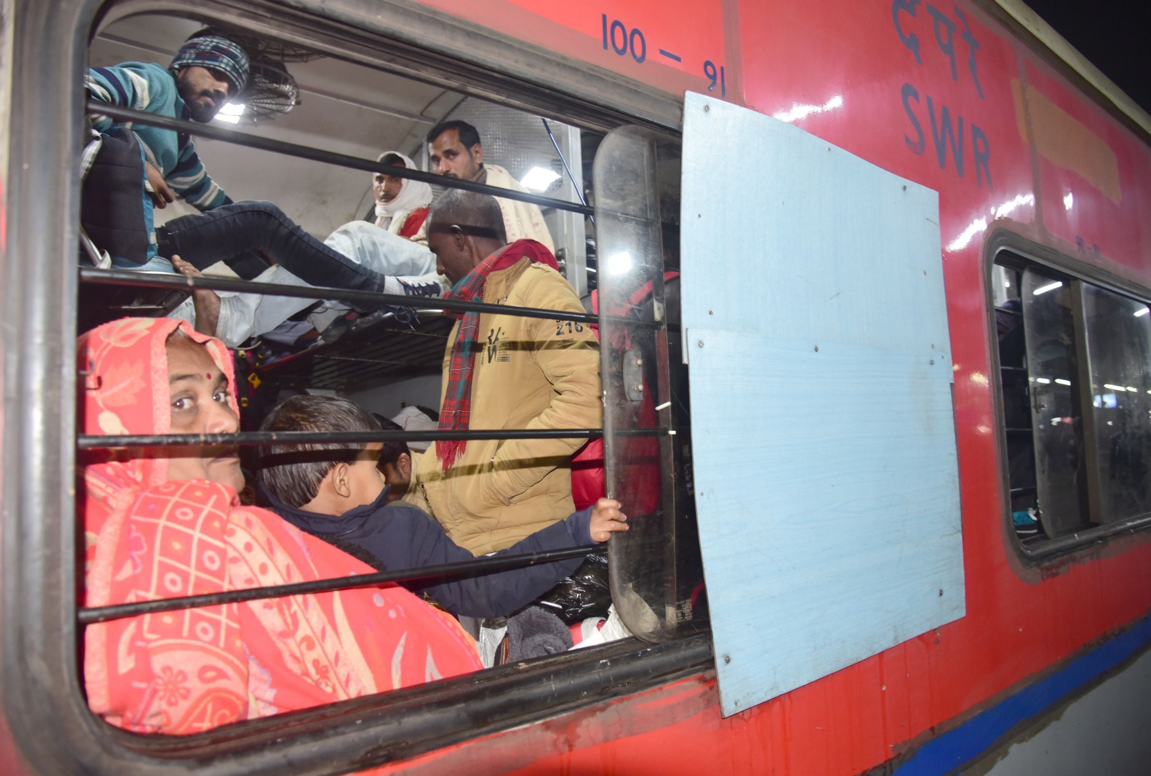 सर्द हवाओं के साथ सफर, यात्री बेहाल।
