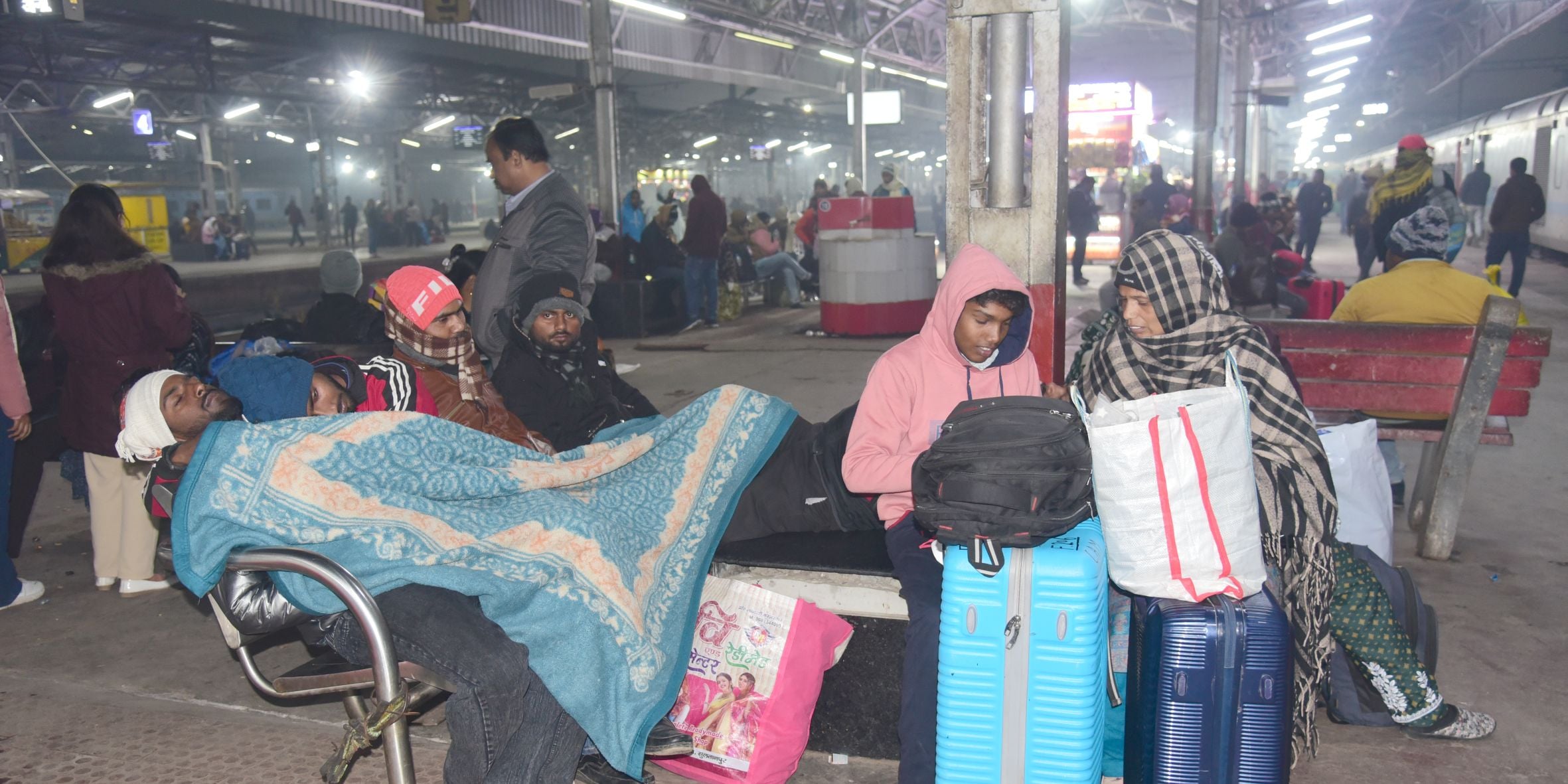 सर्द हवाओं के साथ सफर, यात्री बेहाल।