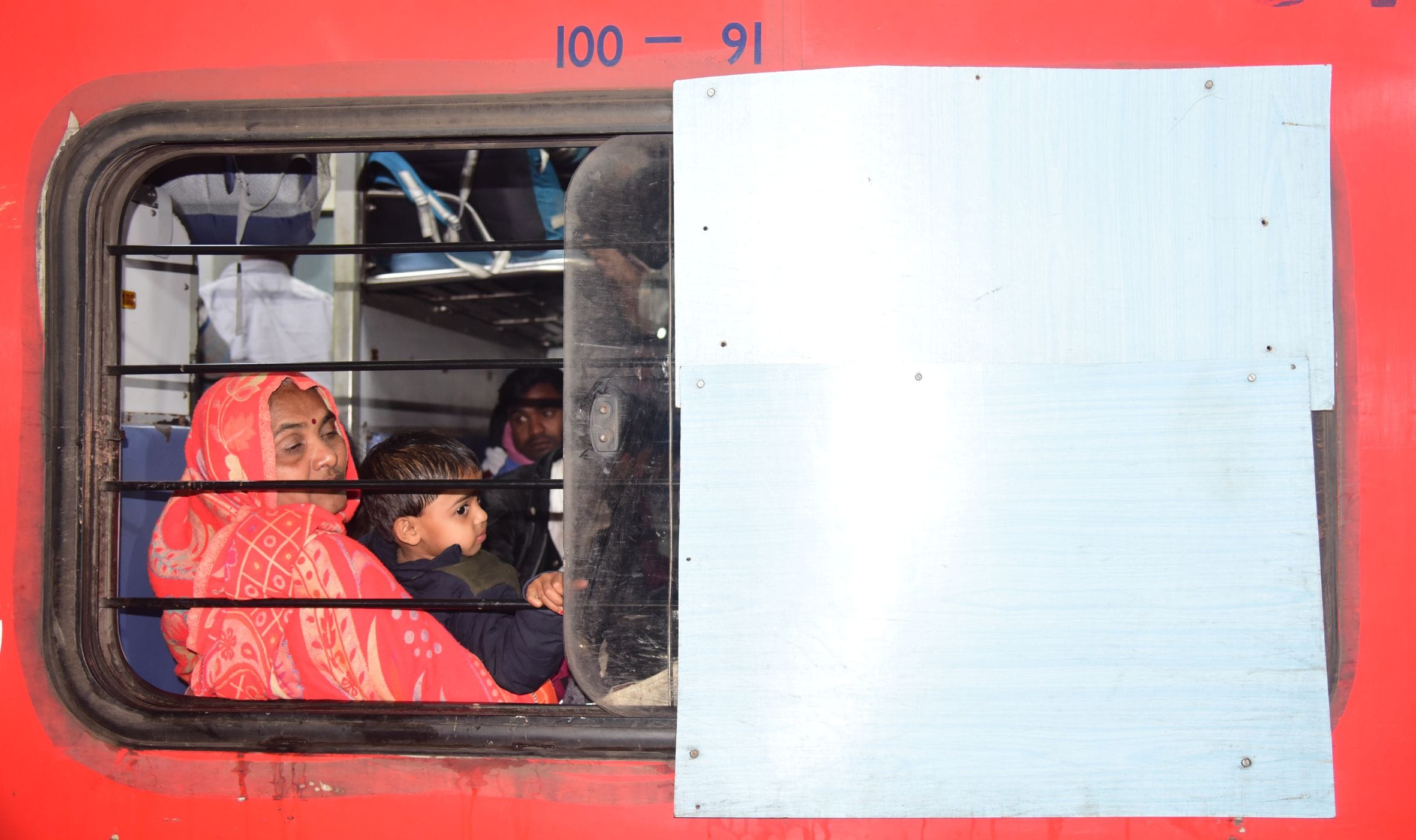 सर्द हवाओं के साथ सफर, यात्री बेहाल।