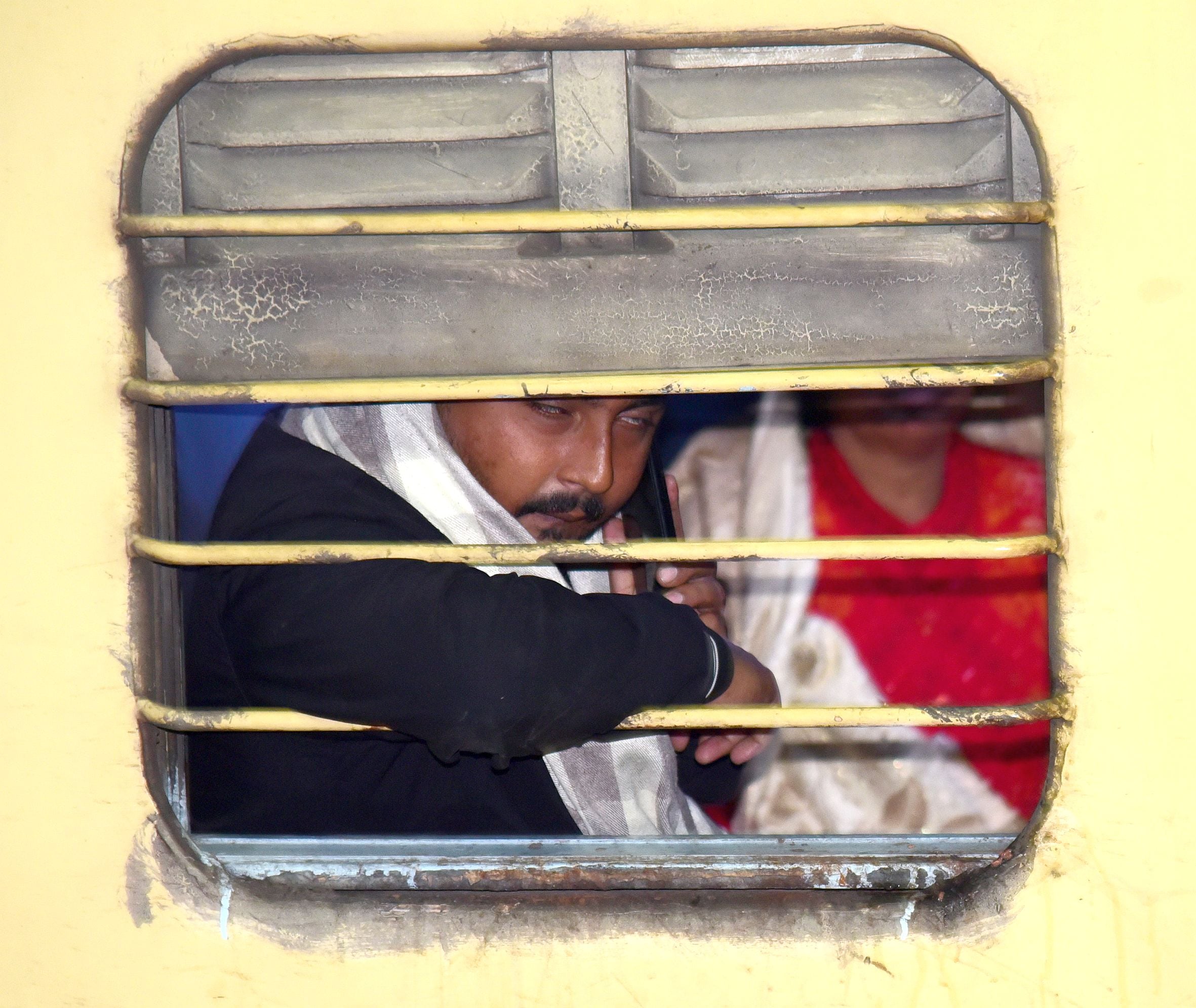 सर्द हवाओं के साथ सफर, यात्री बेहाल।