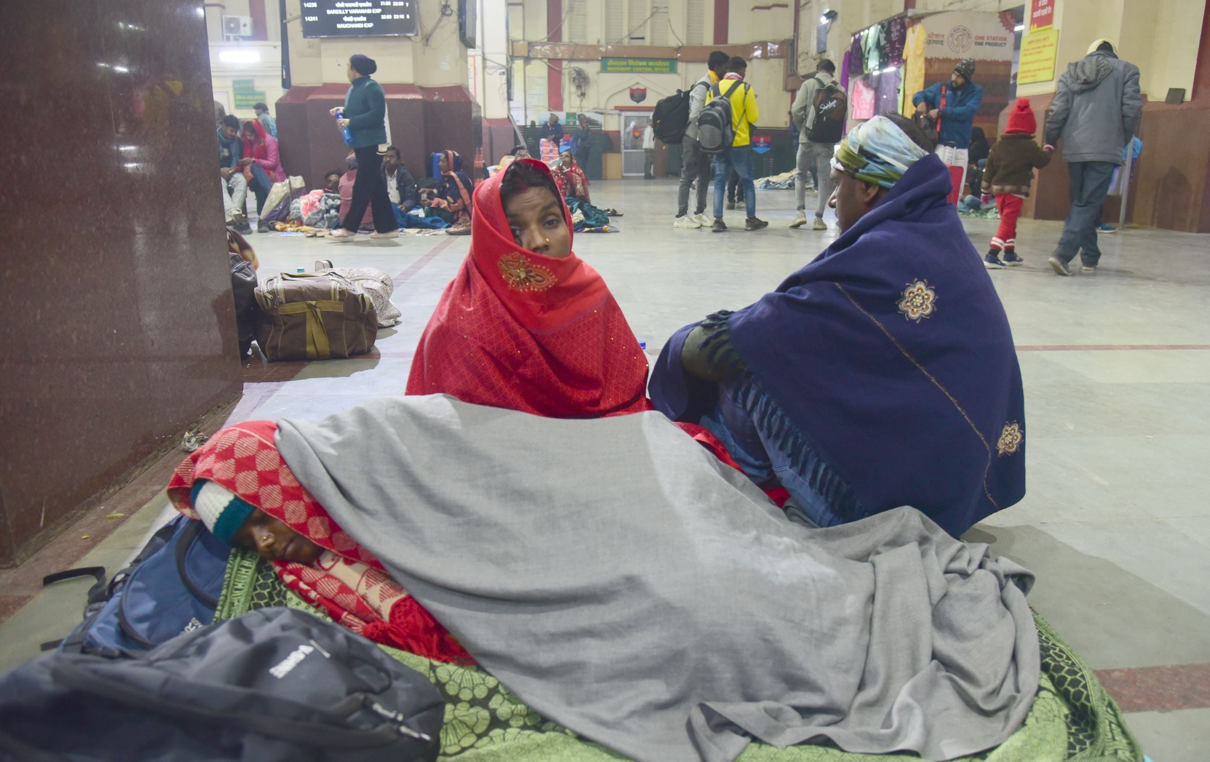 सर्द हवाओं के साथ सफर, यात्री बेहाल।