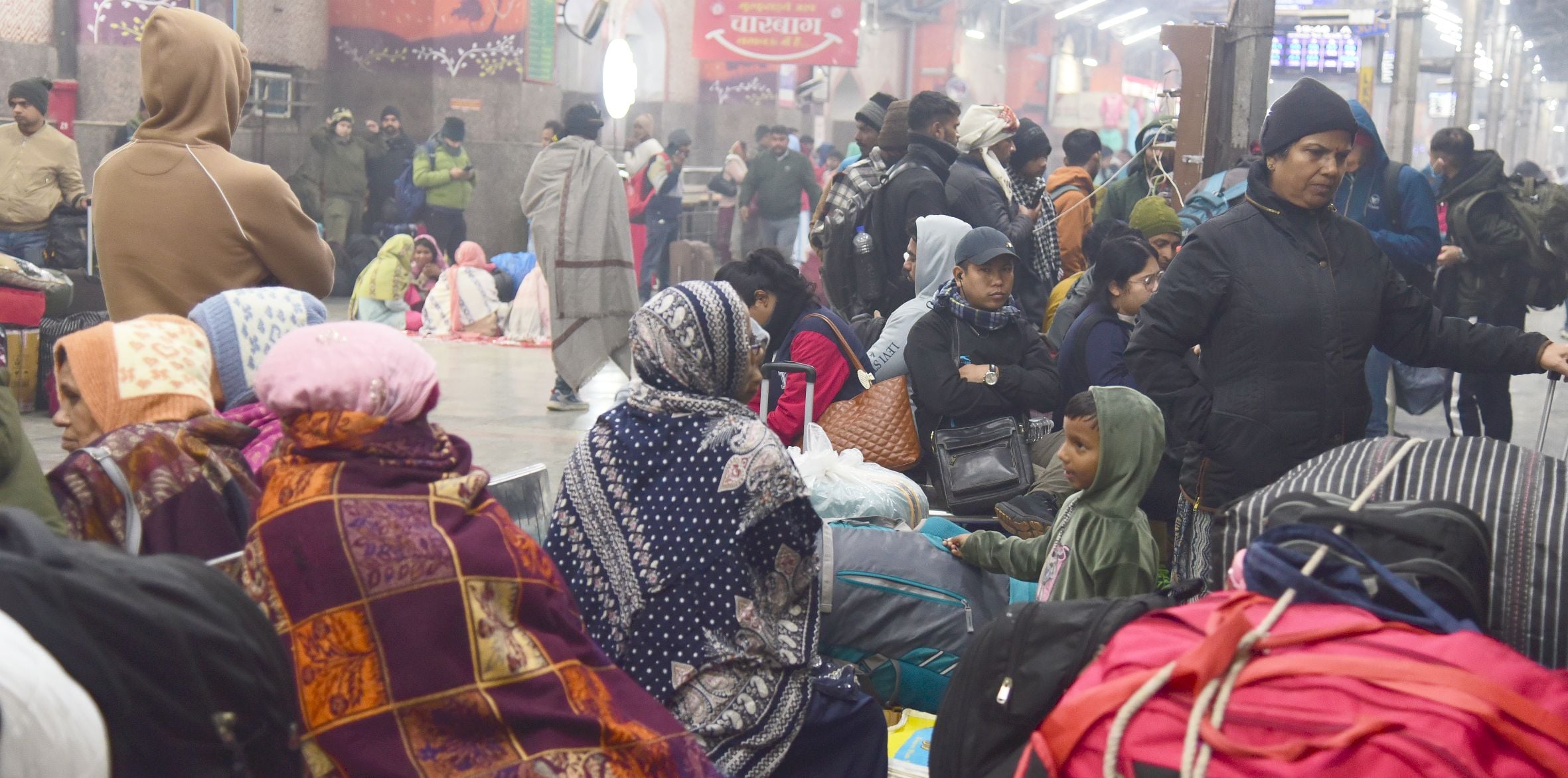 सर्द हवाओं के साथ सफर, यात्री बेहाल।