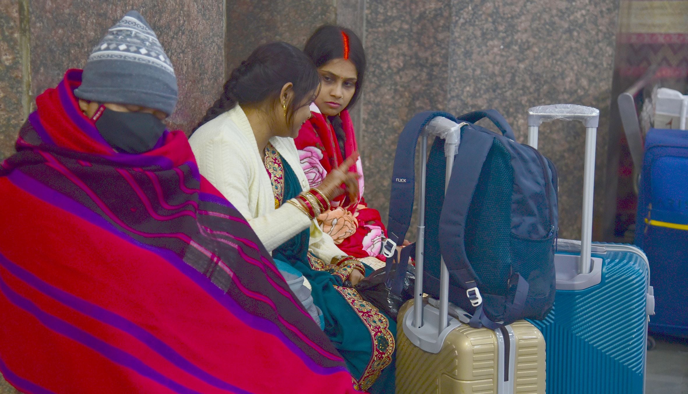 सर्द हवाओं के साथ सफर, यात्री बेहाल।