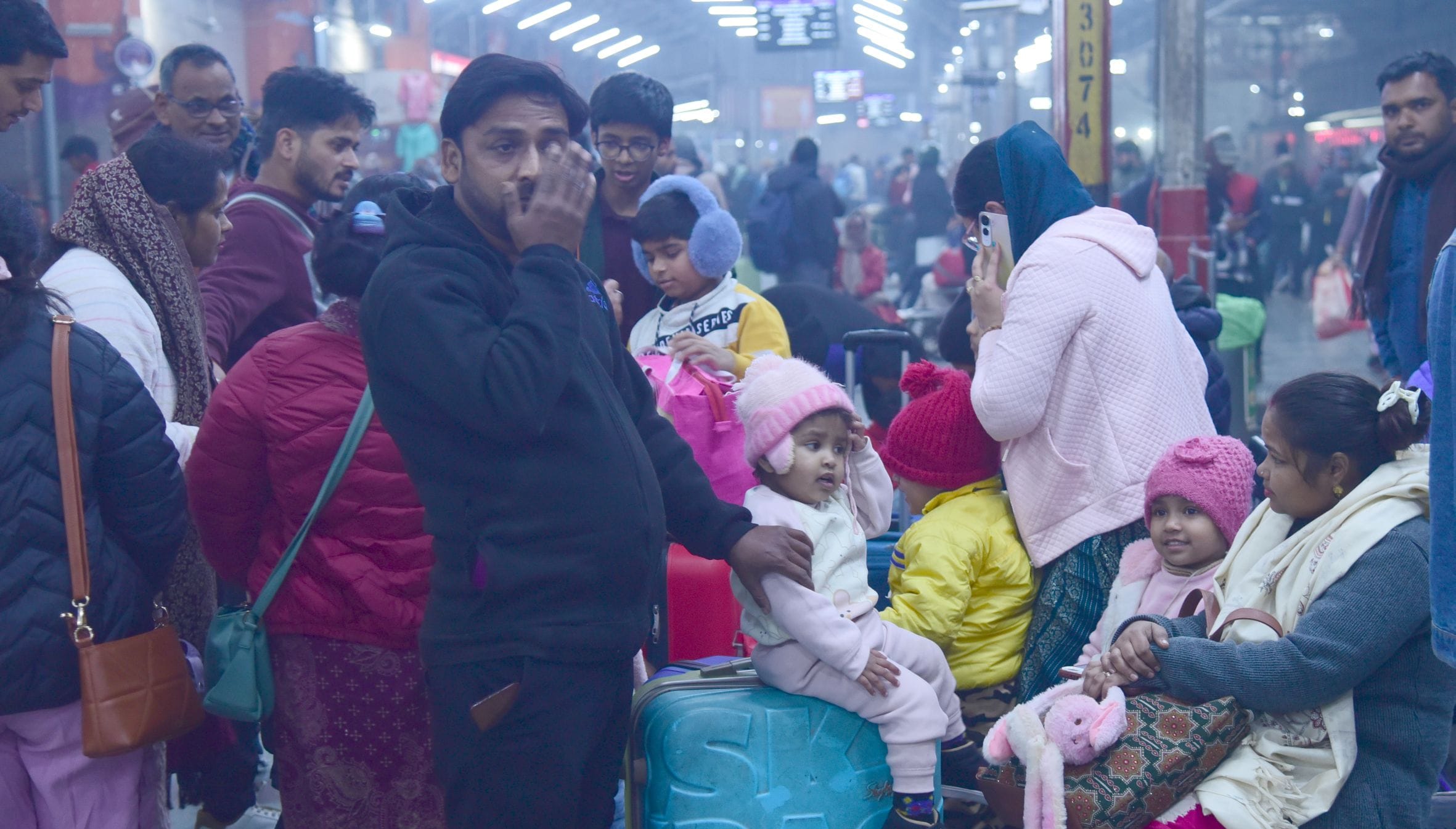 सर्द हवाओं के साथ सफर, यात्री बेहाल।