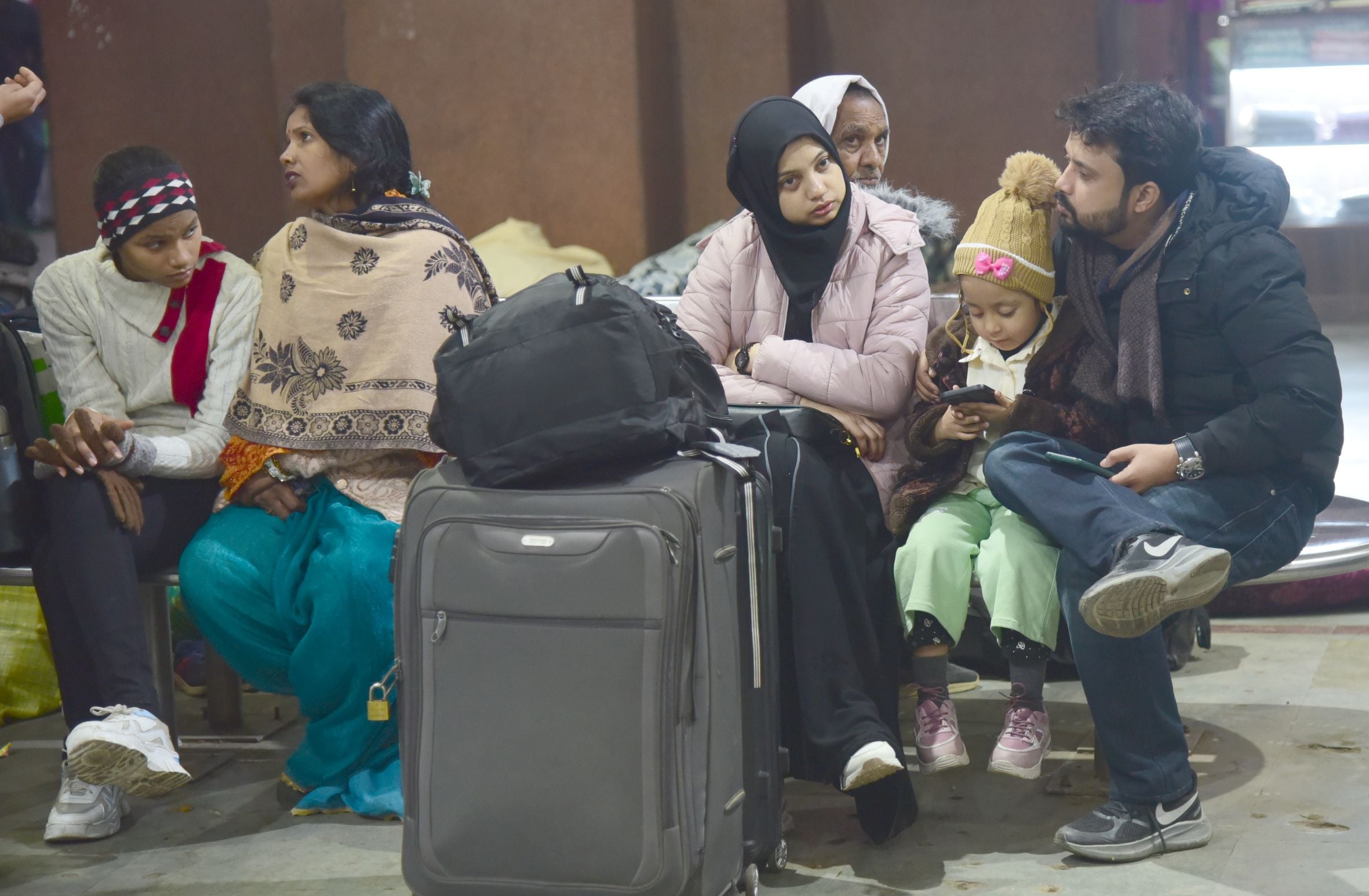 सर्द हवाओं के साथ सफर, यात्री बेहाल।