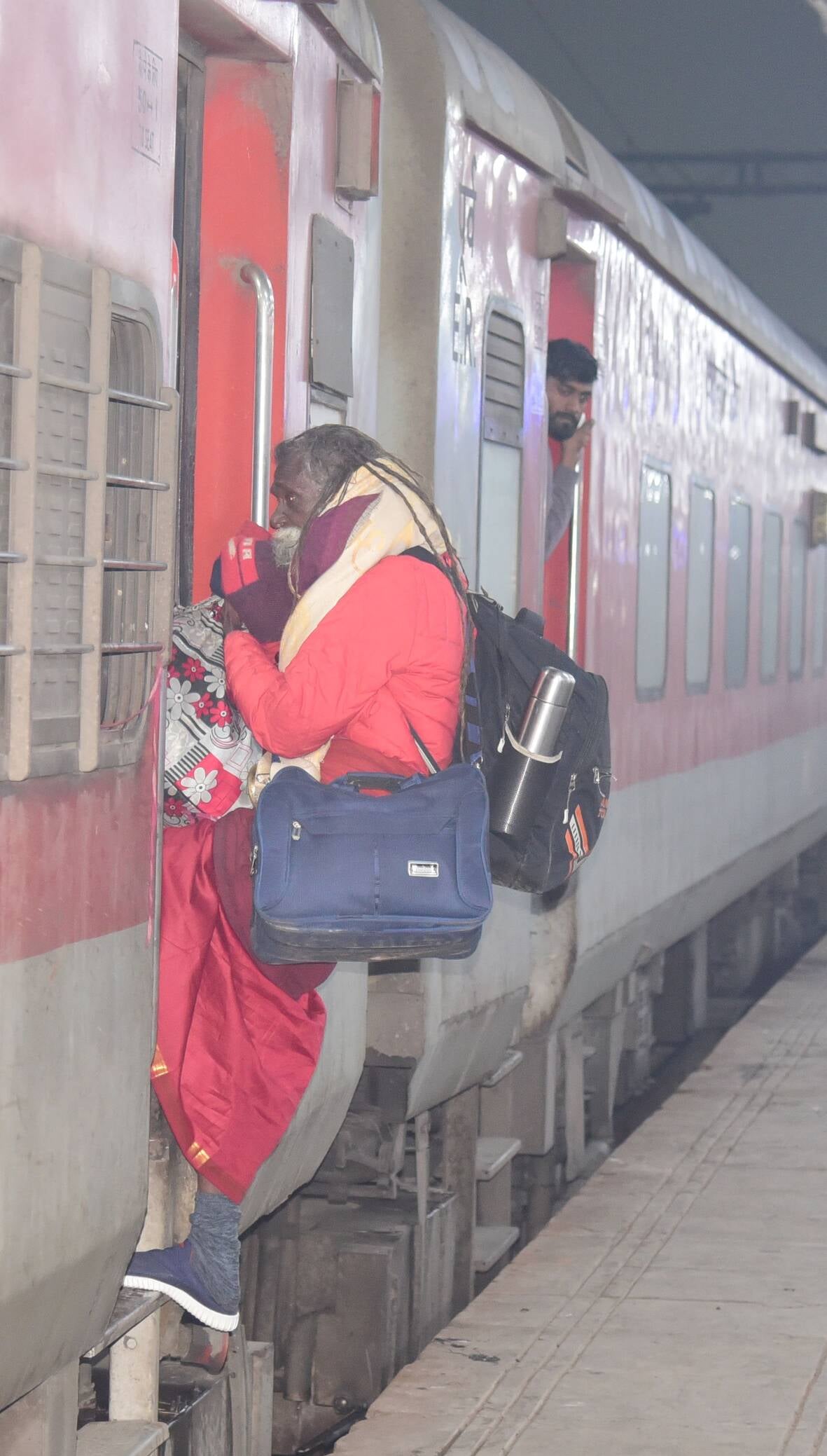सर्द हवाओं के साथ सफर, यात्री बेहाल।