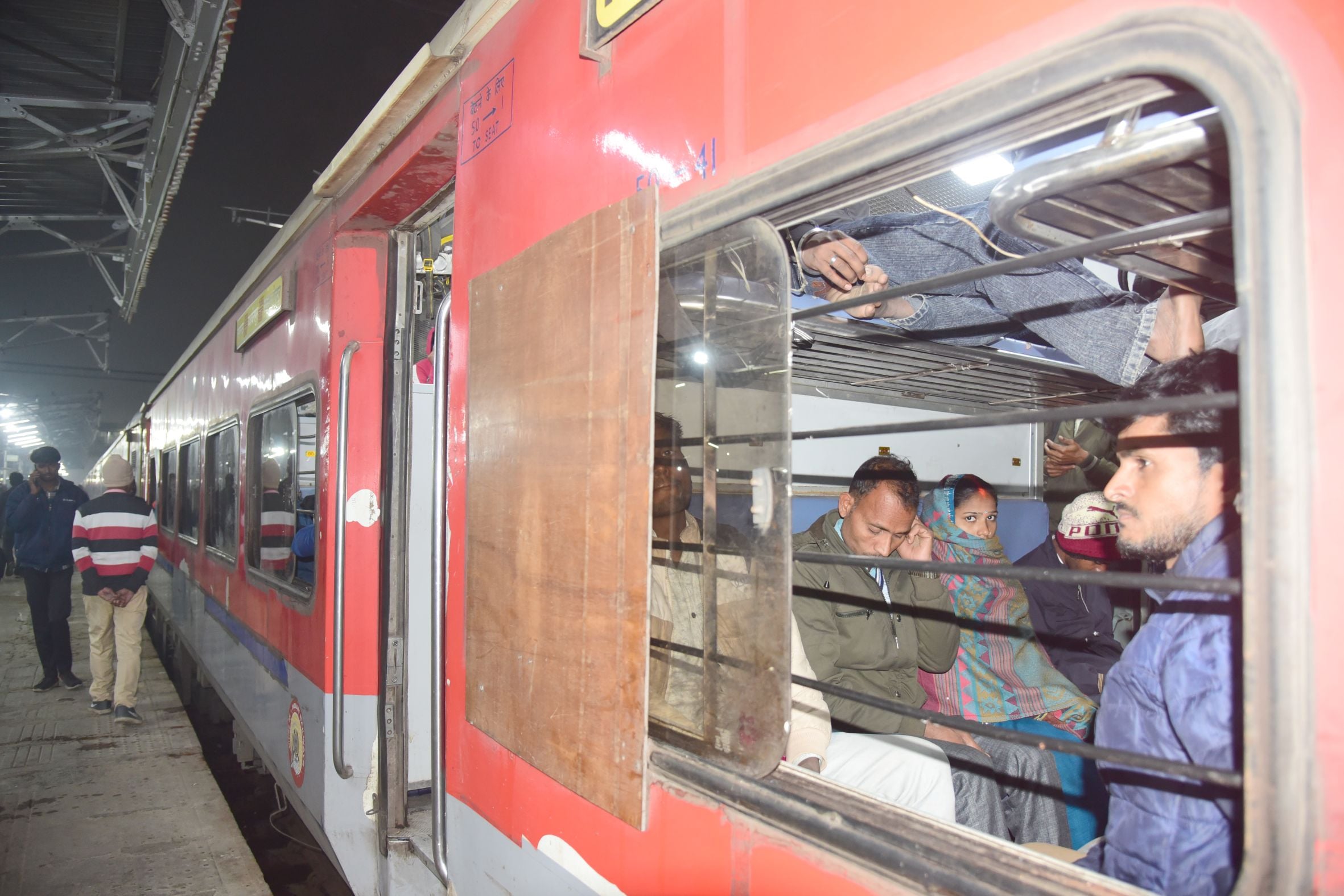 सर्द हवाओं के साथ सफर, यात्री बेहाल।