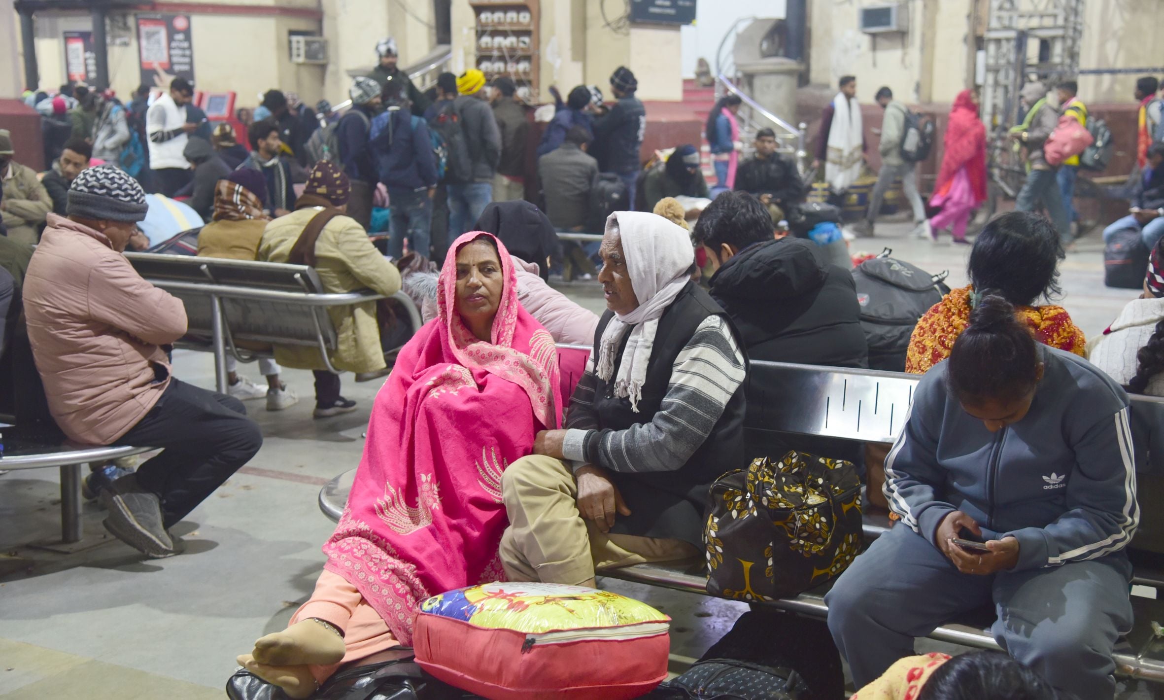सर्द हवाओं के साथ सफर, यात्री बेहाल।