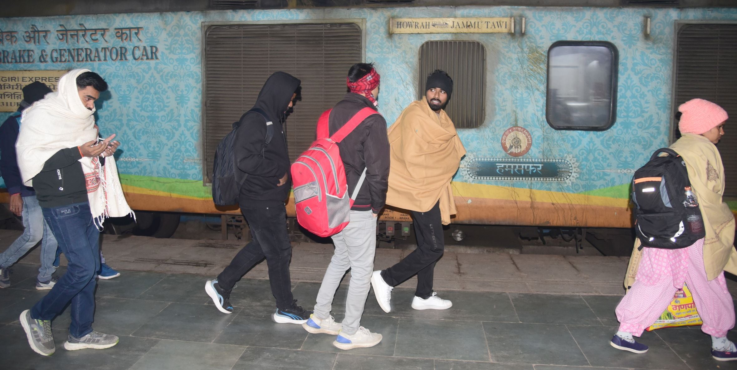 सर्द हवाओं के साथ सफर, यात्री बेहाल।