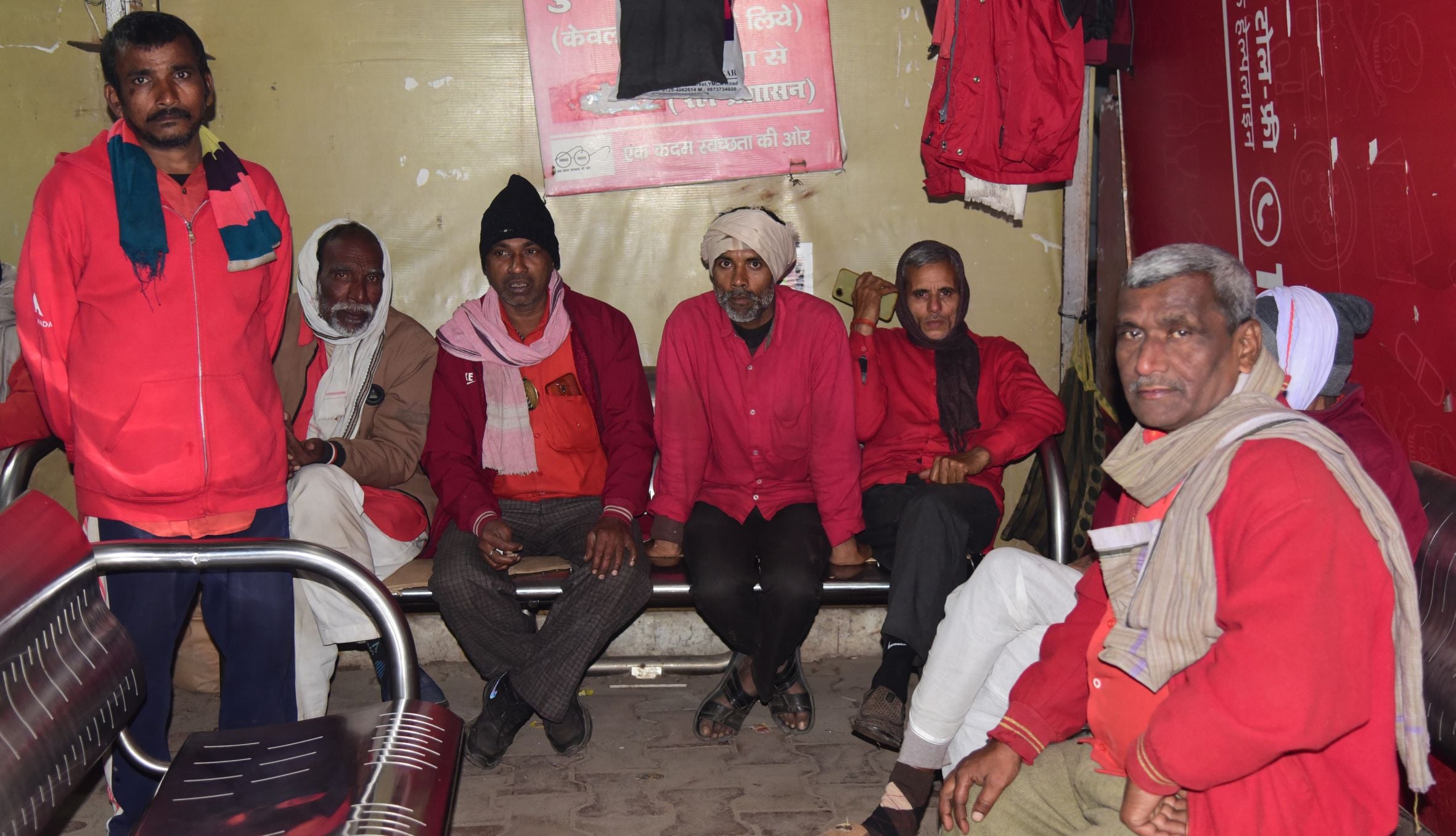 सर्द हवाओं के साथ सफर, यात्री बेहाल।