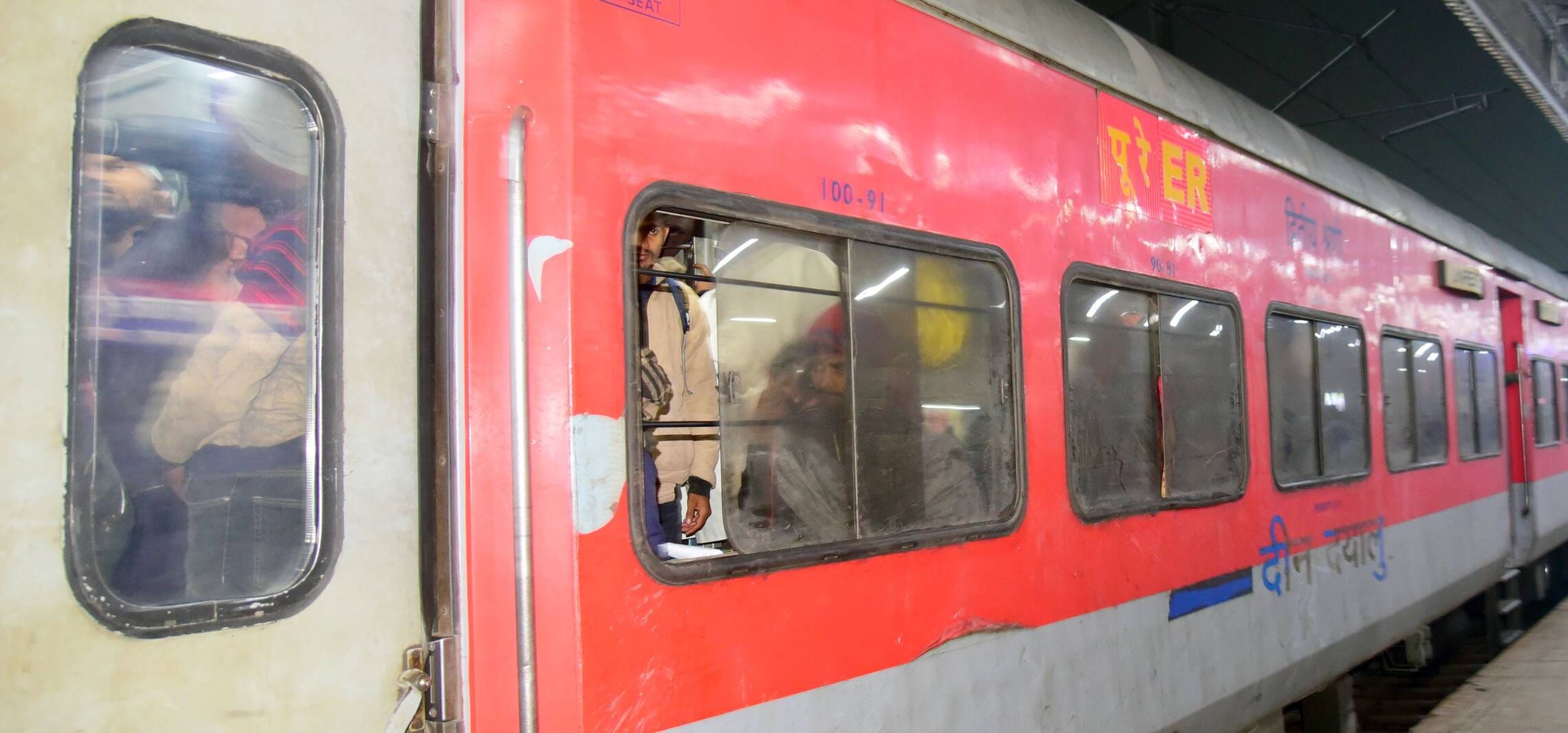 सर्द हवाओं के साथ सफर, यात्री बेहाल।