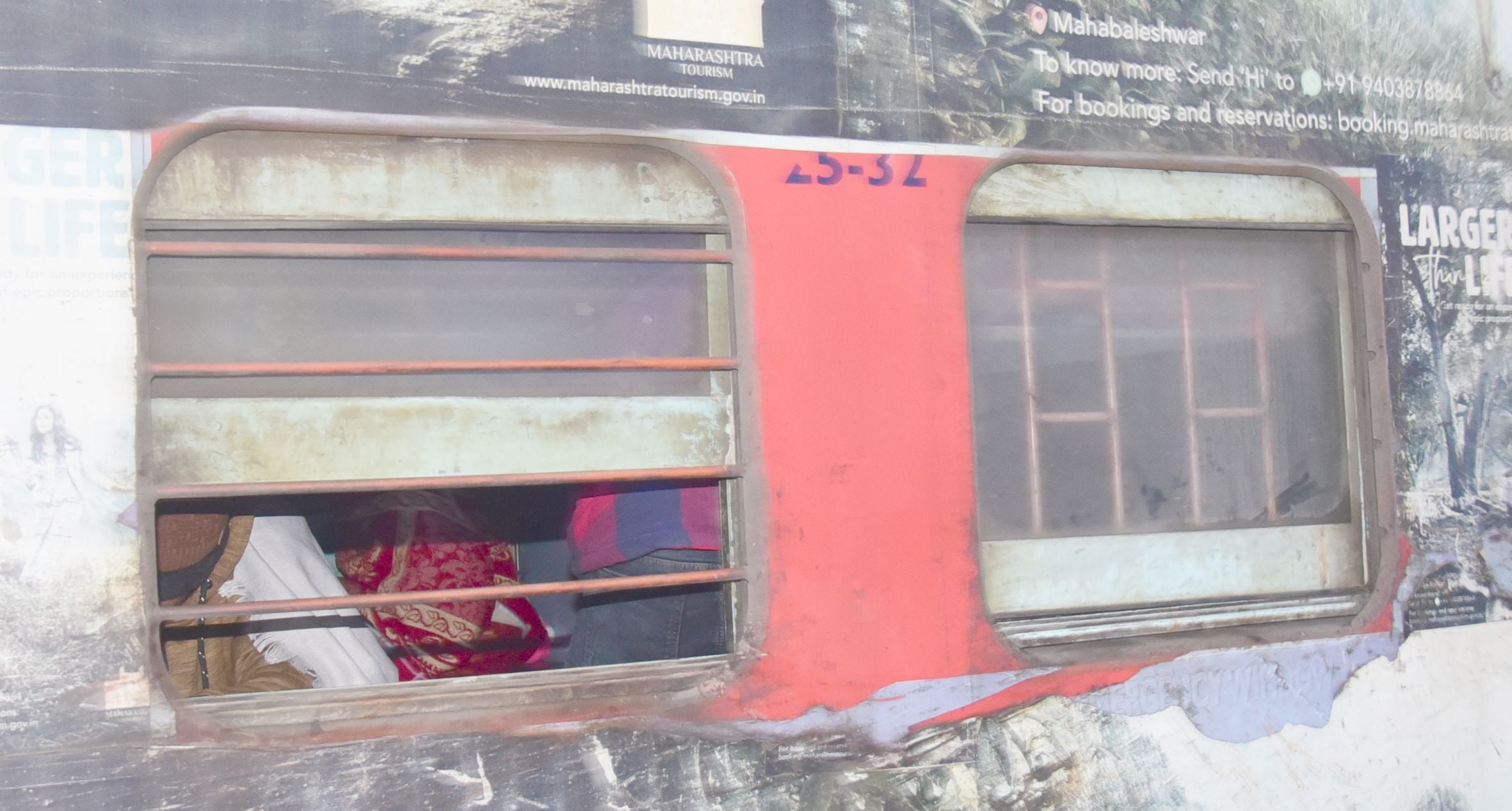 सर्द हवाओं के साथ सफर, यात्री बेहाल।