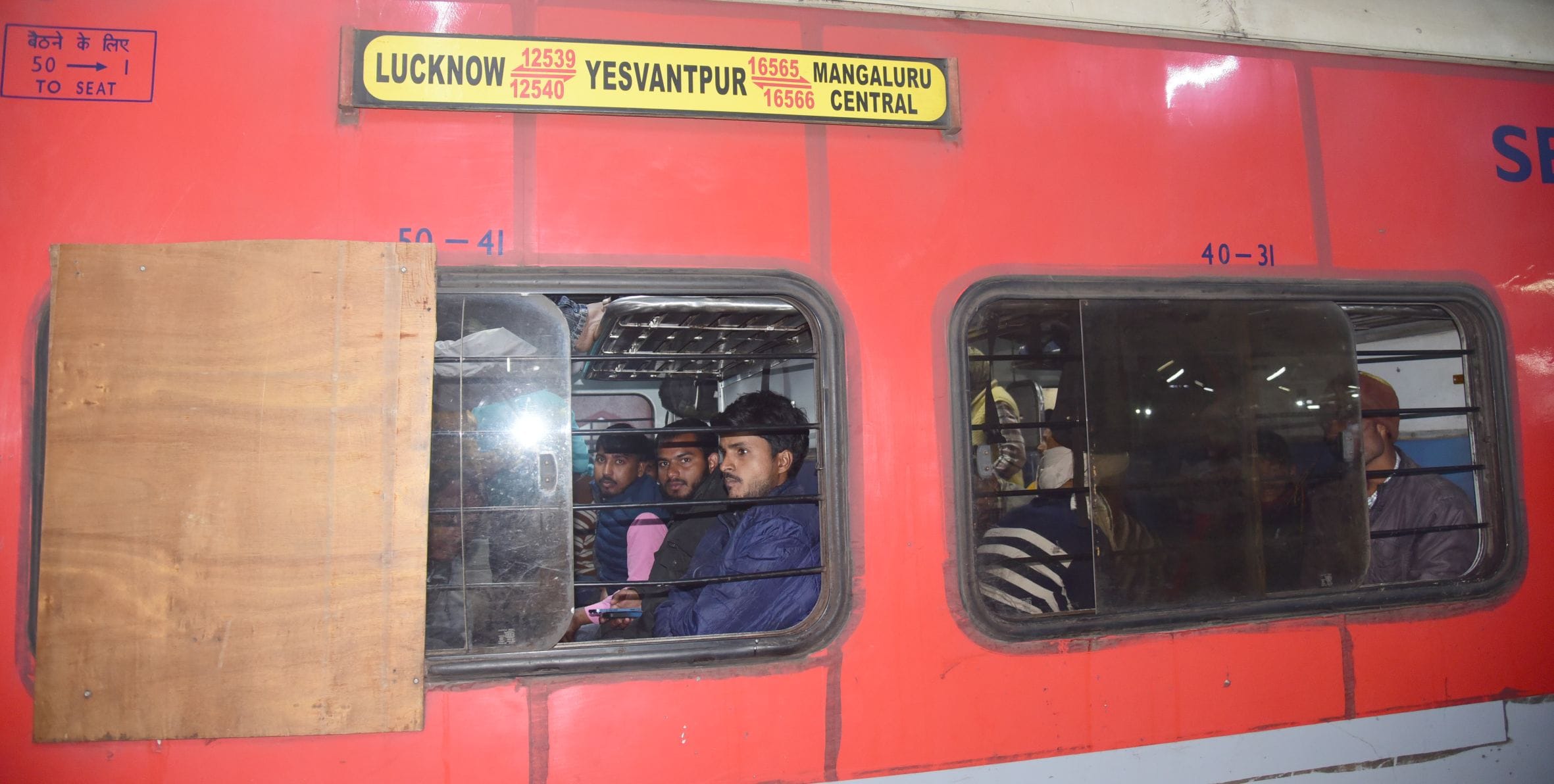 सर्द हवाओं के साथ सफर, यात्री बेहाल।