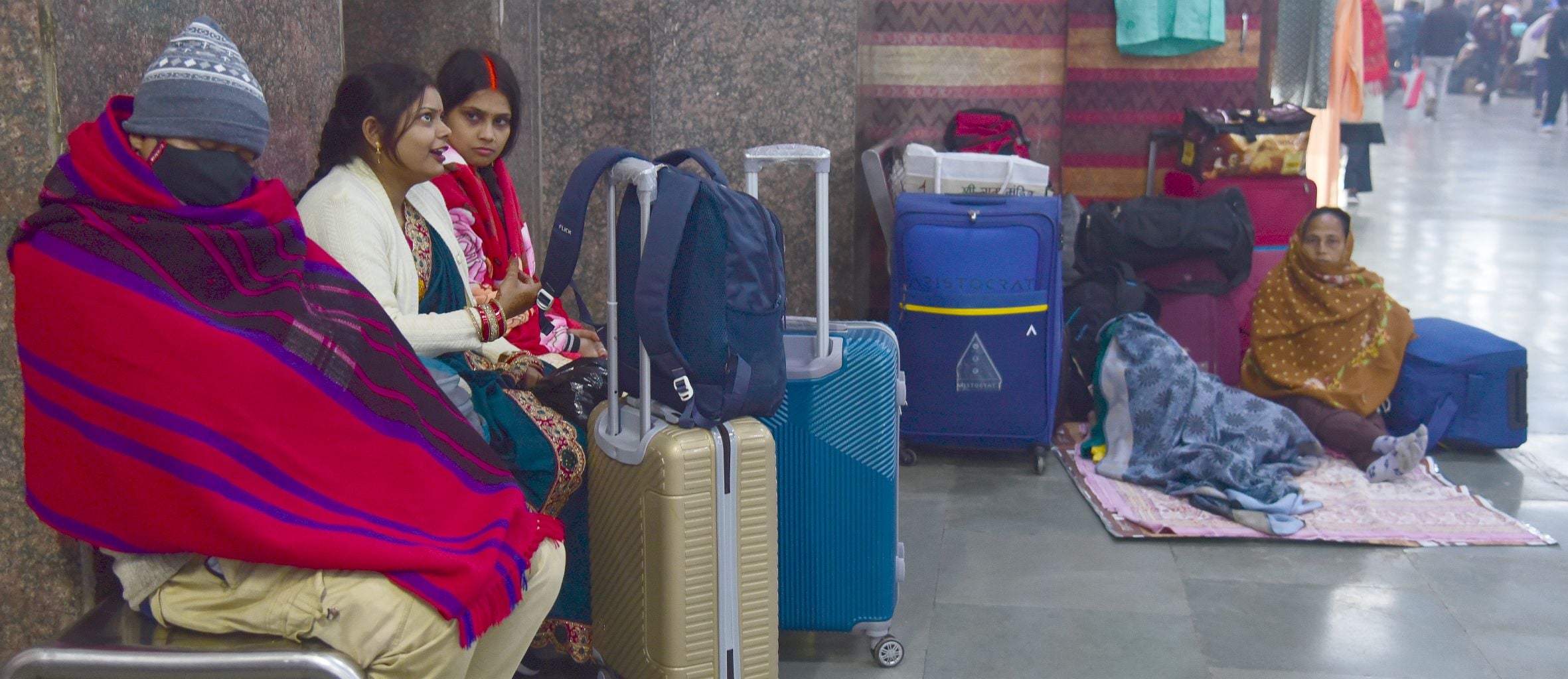 सर्द हवाओं के साथ सफर, यात्री बेहाल।