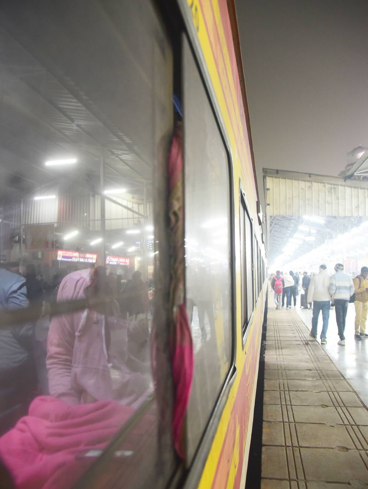 सर्द हवाओं के साथ सफर, यात्री बेहाल।