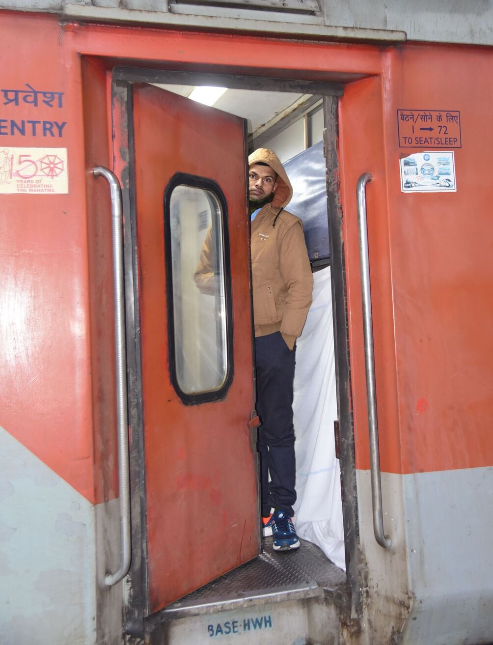 सर्द हवाओं के साथ सफर, यात्री बेहाल।