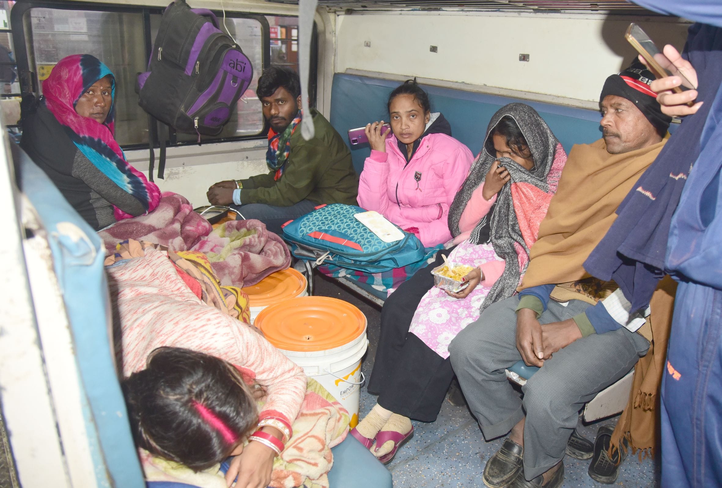 सर्द हवाओं के साथ सफर, यात्री बेहाल।