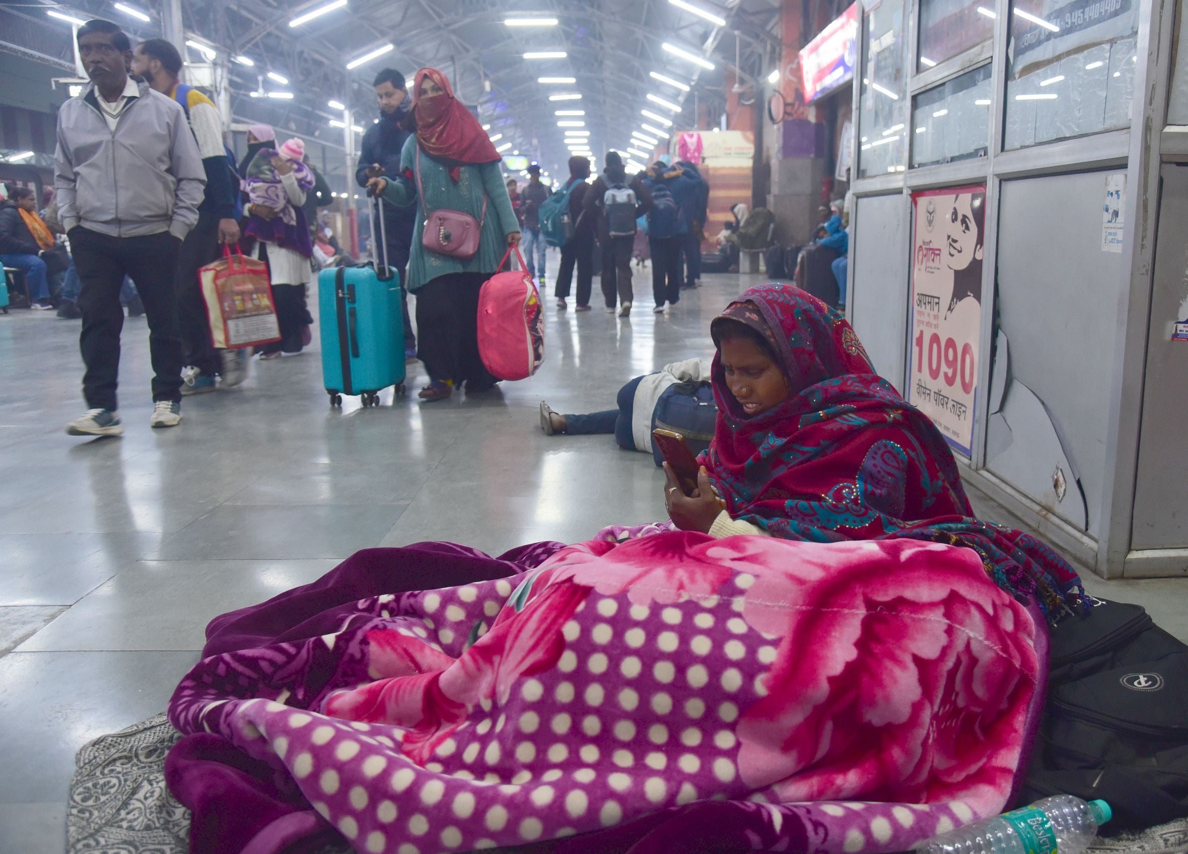 सर्द हवाओं के साथ सफर, यात्री बेहाल।
