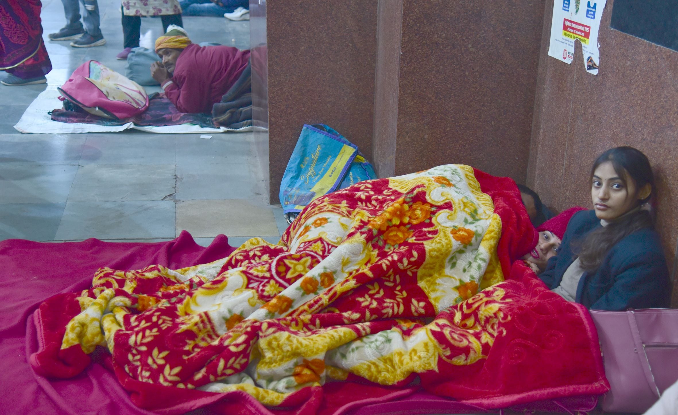 सर्द हवाओं के साथ सफर, यात्री बेहाल।