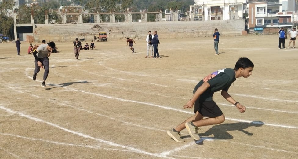 उधमपुर। सुभाष स्टेडियम में आयोजित एथलीट मीट में हिस्सा लेते हुए। संवाद