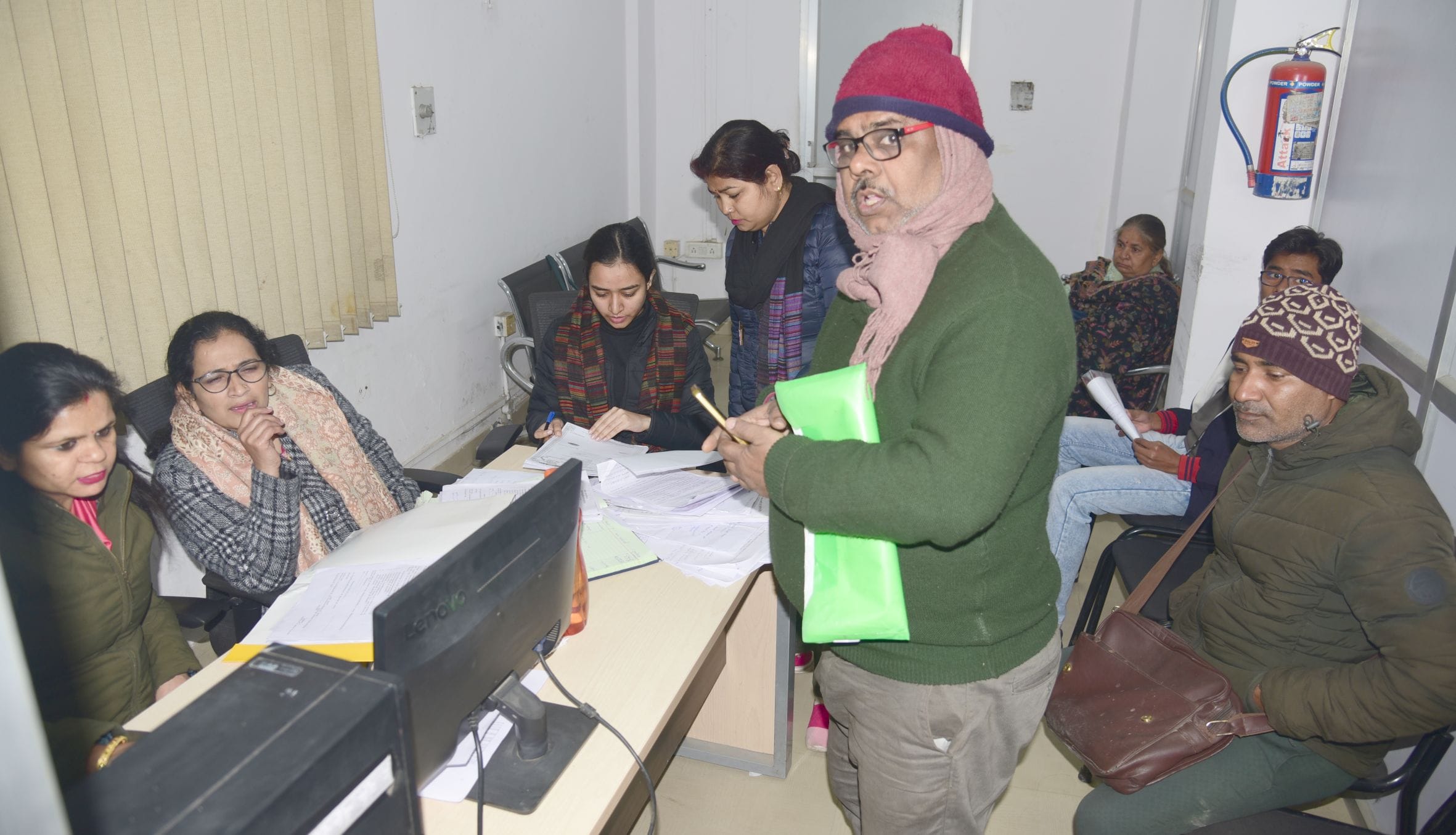 व्यवस्था संभालतीं महिलाएं। व्यवस्था संभालतीं महिलाएं।