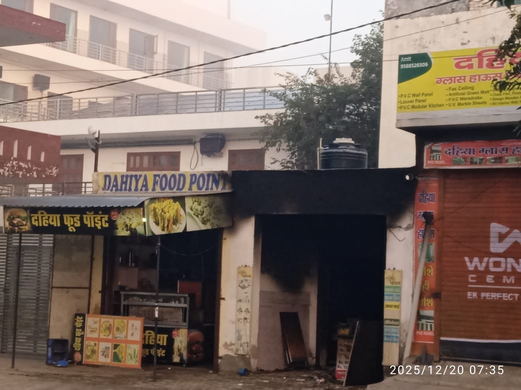20jjrp07- दुजाना-बेरी मार्ग पर स्थित फोटो स्टूडियो की  दुकान में आग के बाद जला सामान। स्रोत-स्